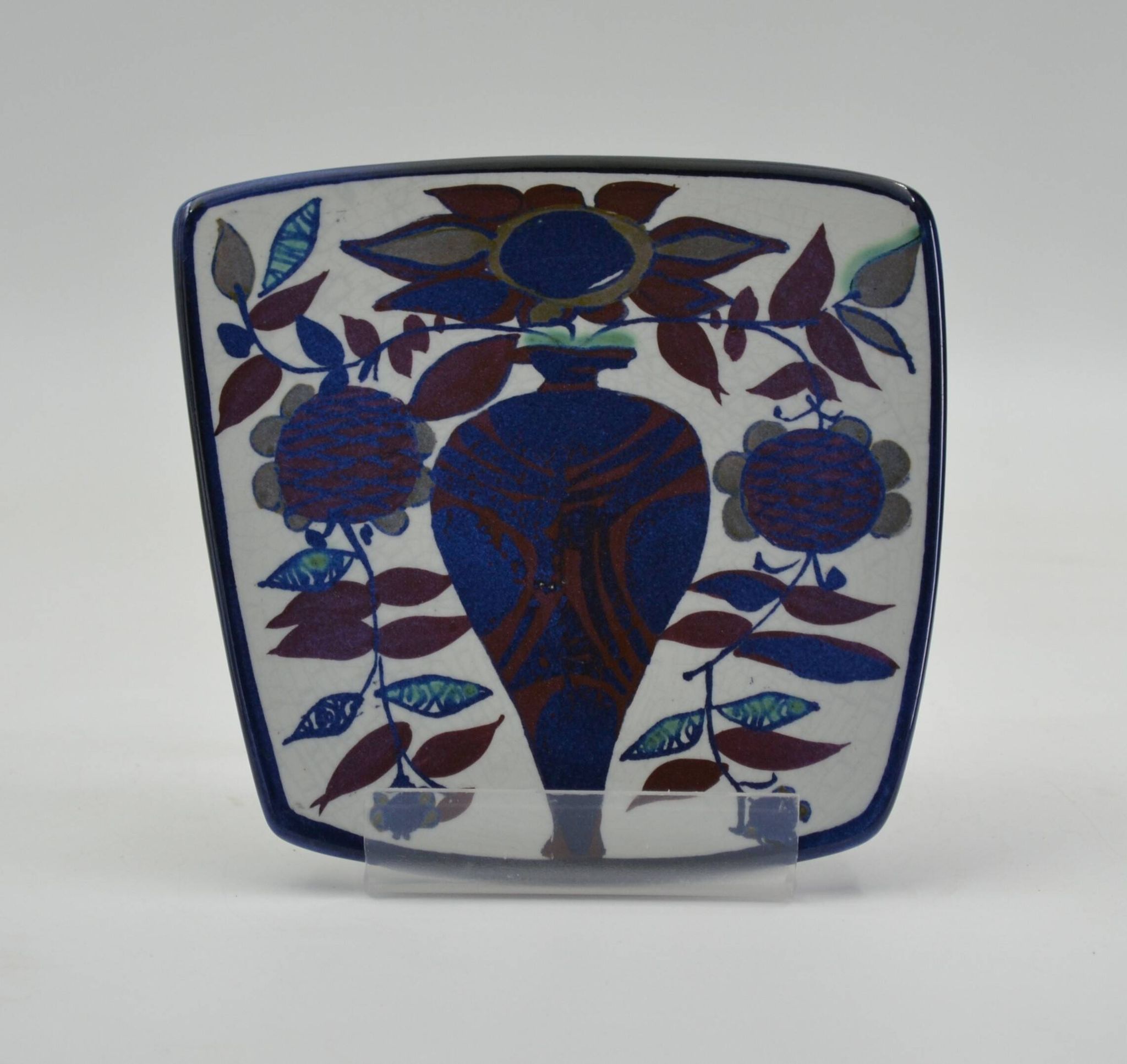 Earthenware plate from the Tenera series by Kari Christensen for Aluminia.