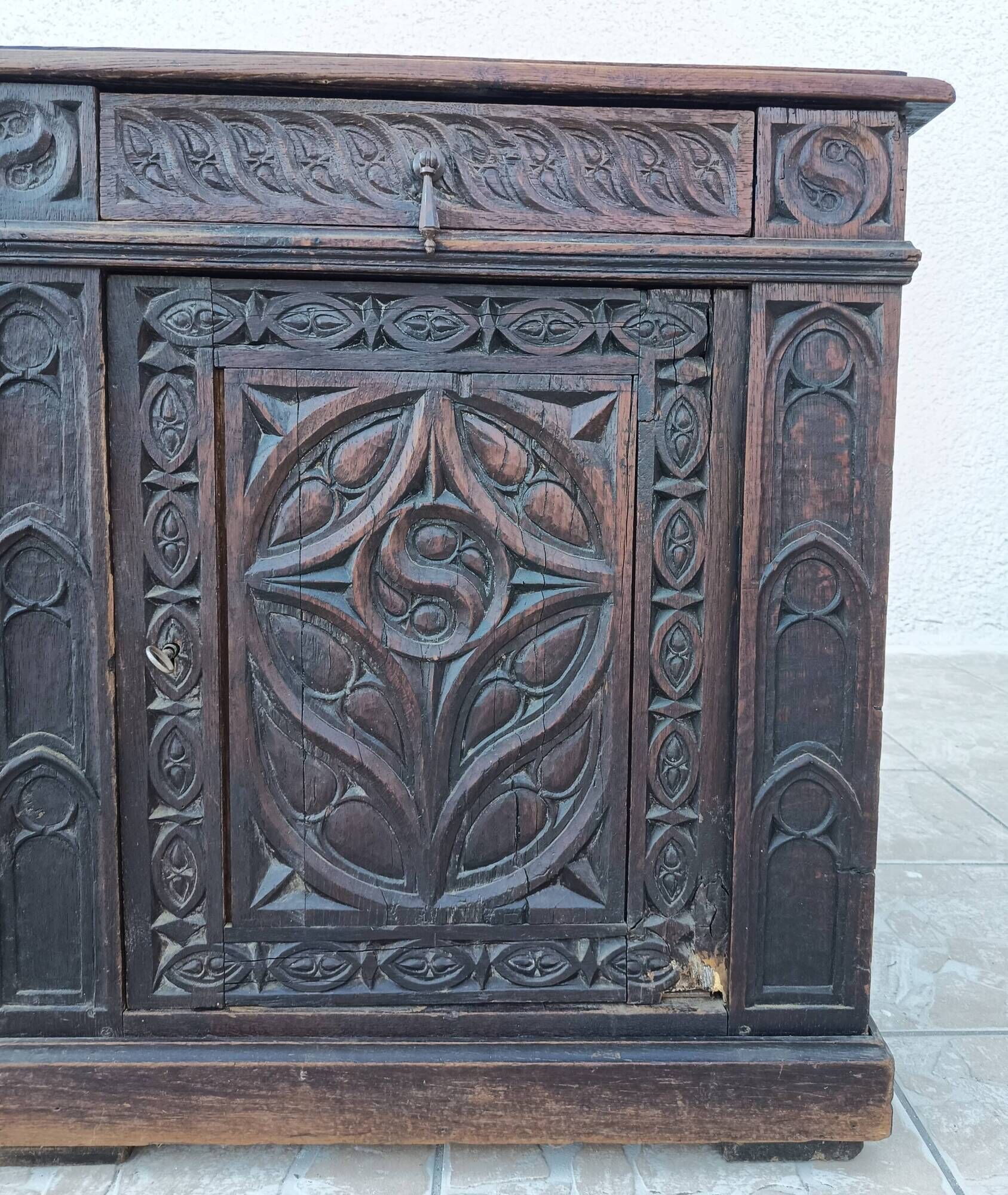 Large Gothic desk in solid oak from the 19th century.