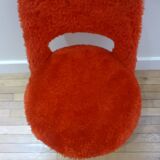 chaise en fourrure rouge vintage