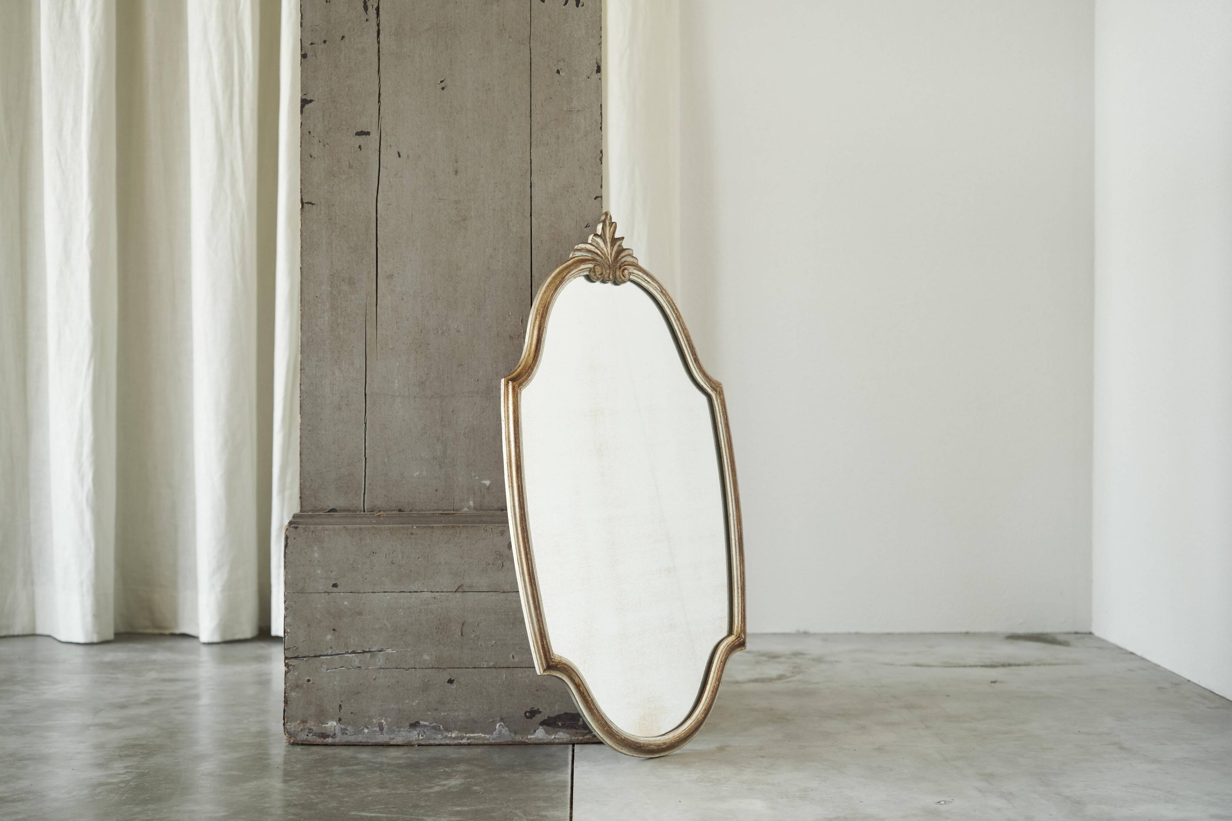 Miroir mural néoclassique en bois milieu du siècle