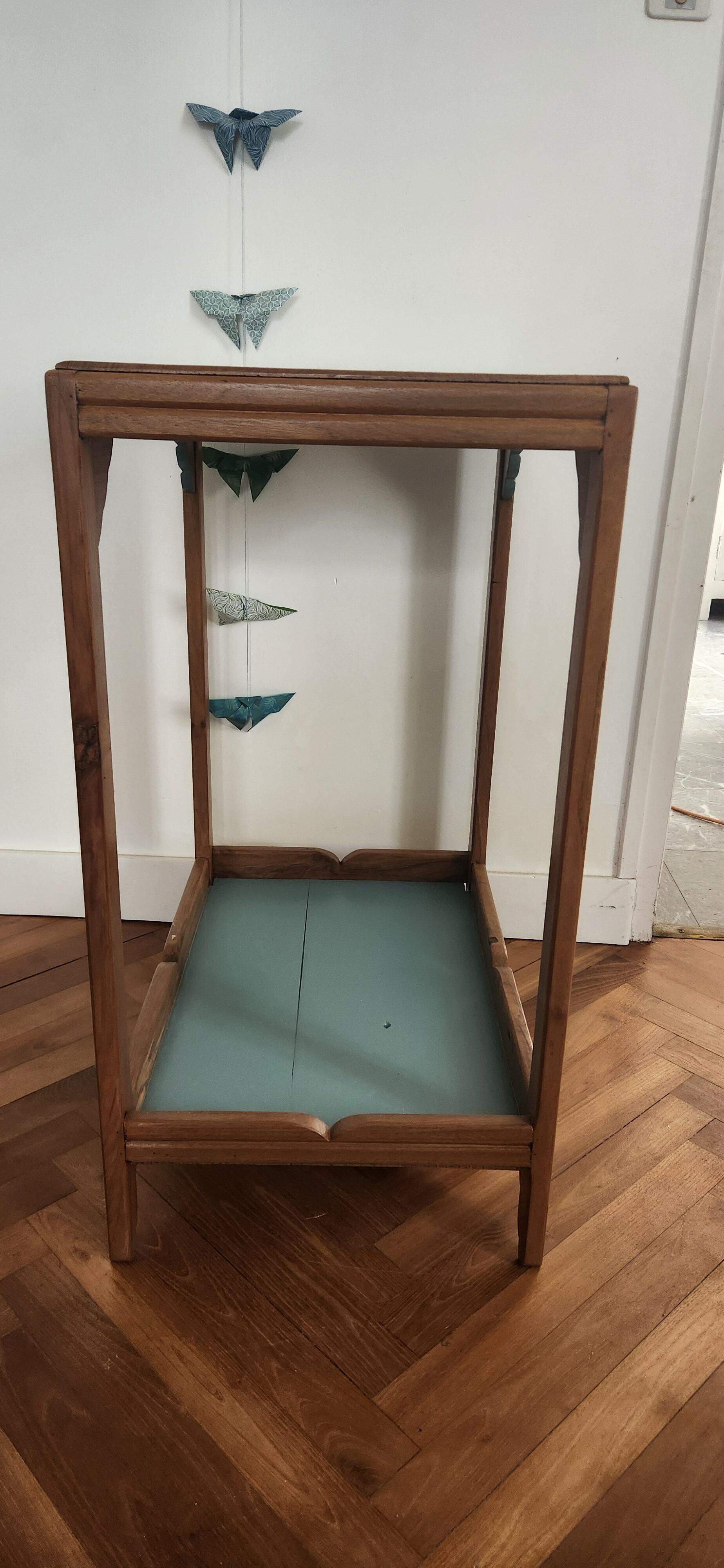 Art Deco side table with 2 sculpted tops
