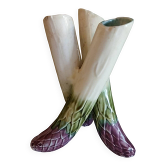 Old trifloral vase in slip, asparagus shape
