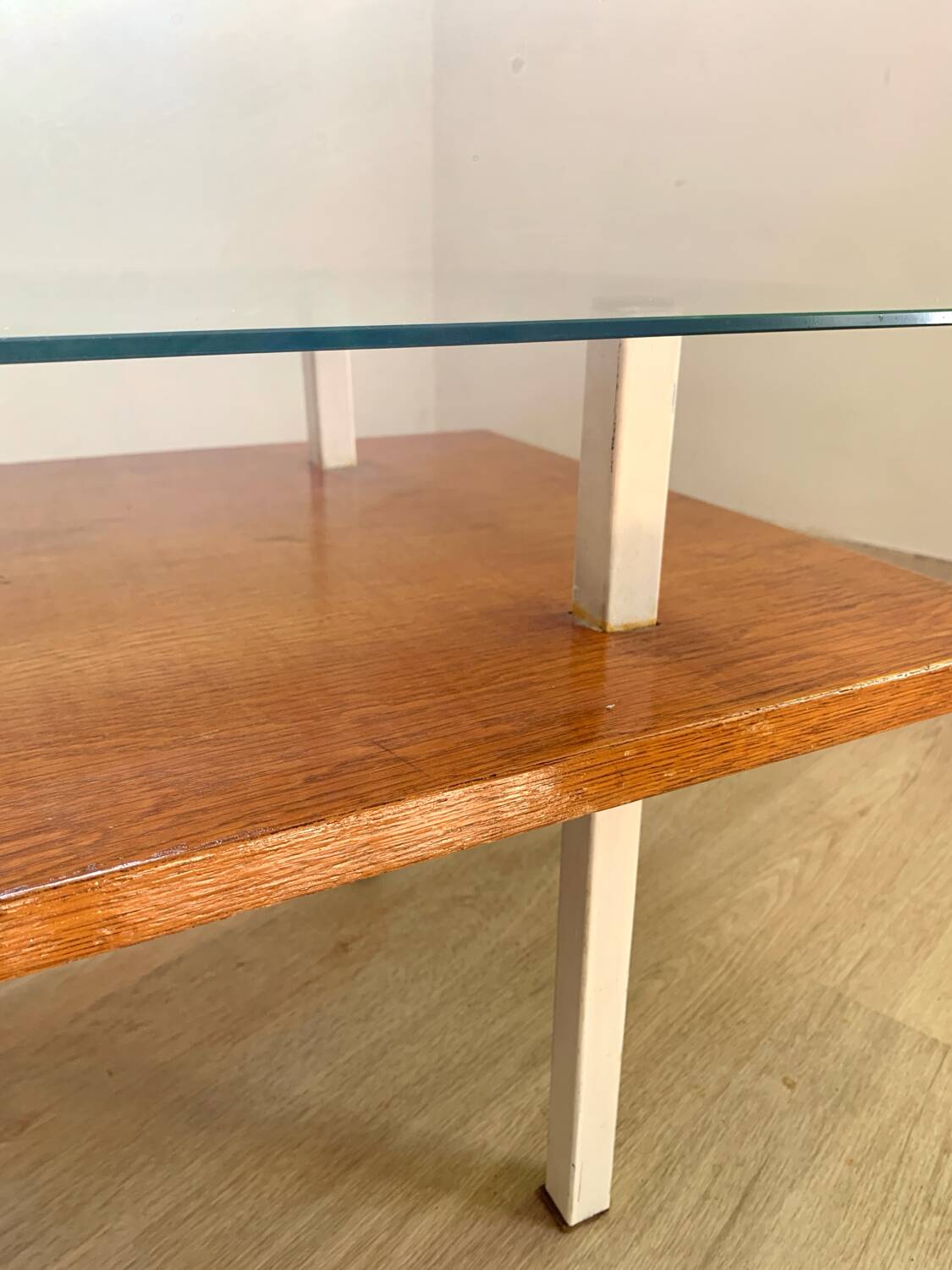 Table basse moderniste en bois , métal et verre