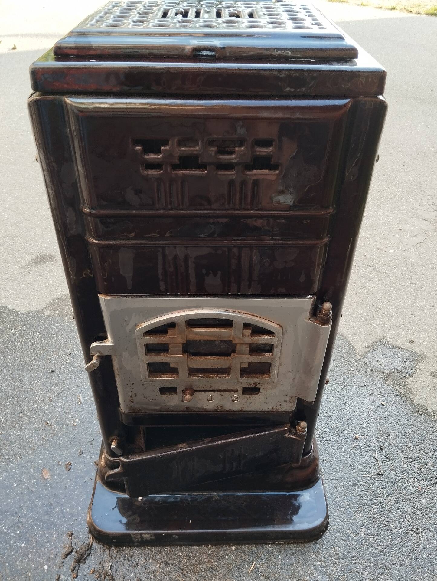 Old enamelled cast iron stove Ciney