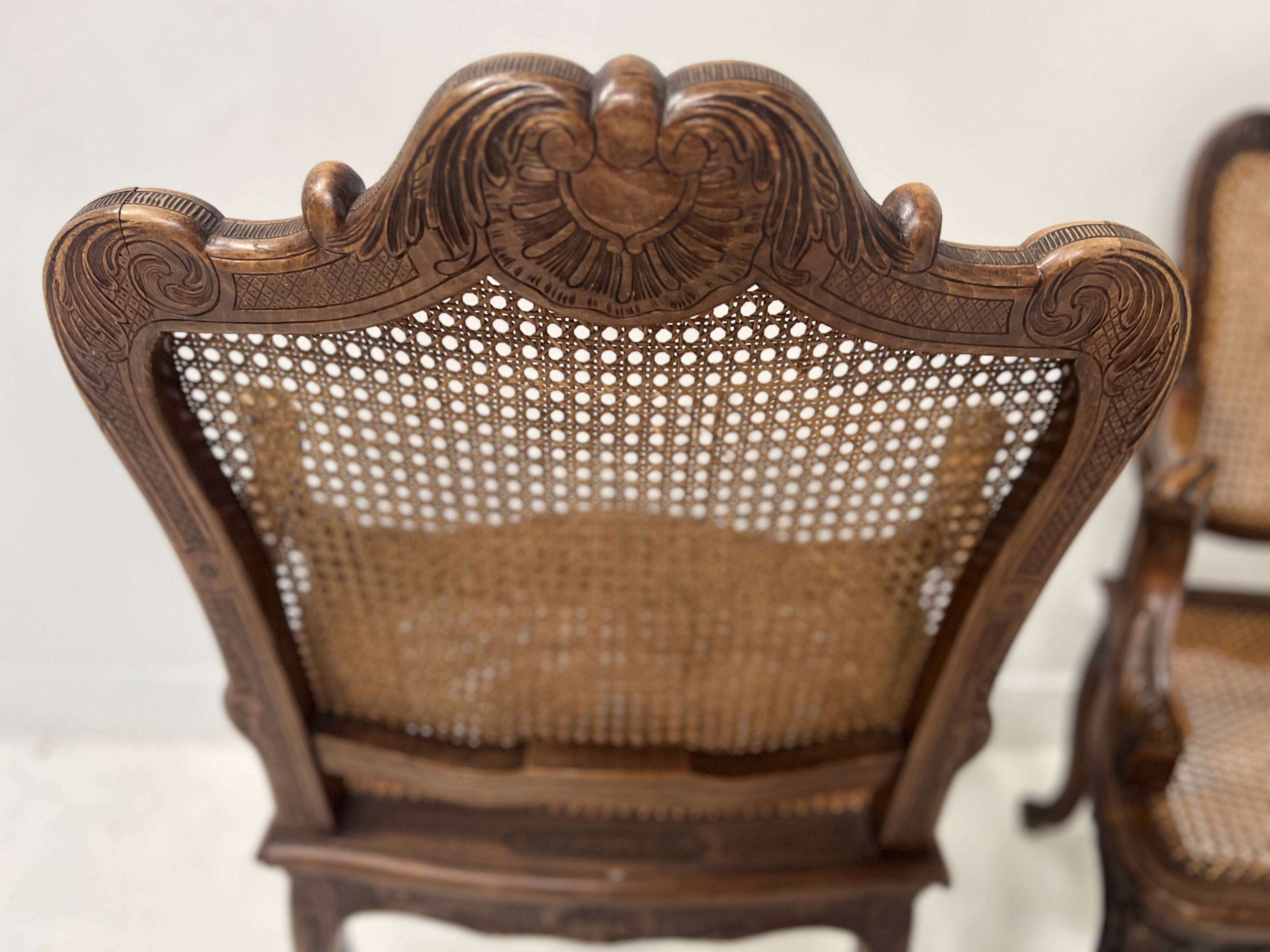 Paire de fauteuils de style Régence en bois naturel XIX siècle