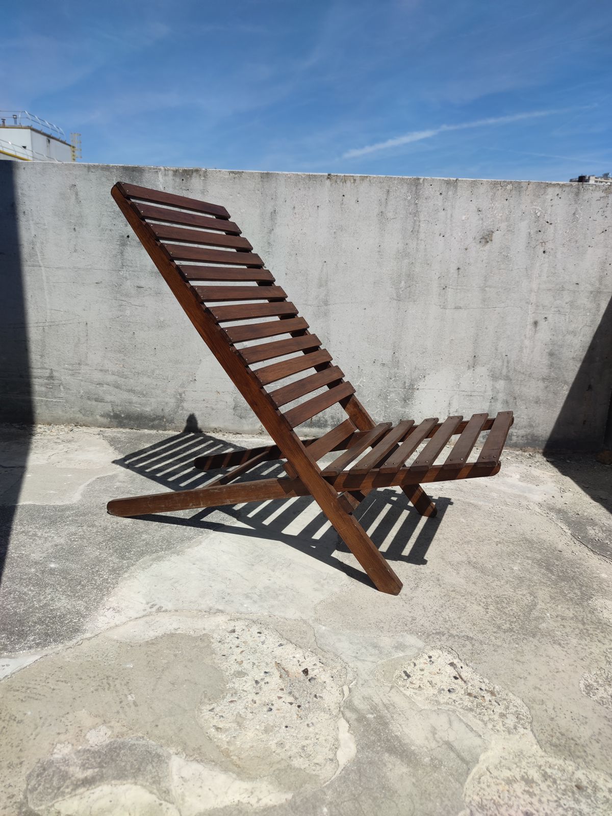 Teak lounge chair with foldable slats