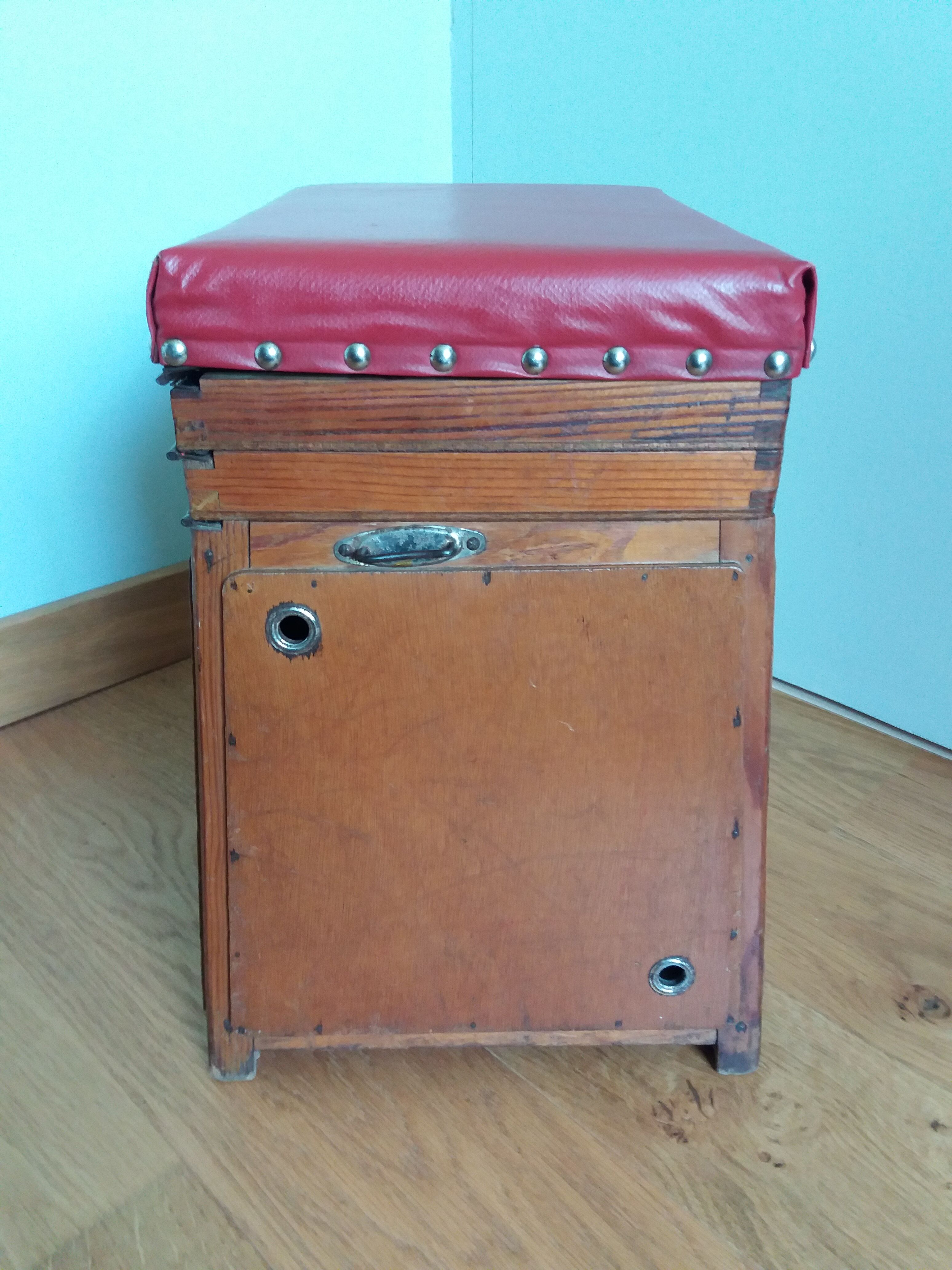 Stool chest fisherman's seat