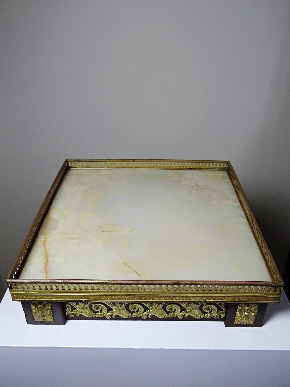 Antique wooden saddle-shaped plateau, gilded metal and onyx, circa 1900.