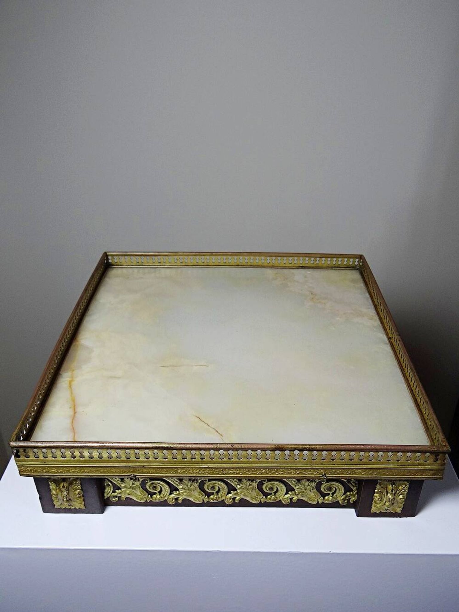 Antique wooden saddle-shaped plateau, gilded metal and onyx, circa 1900.