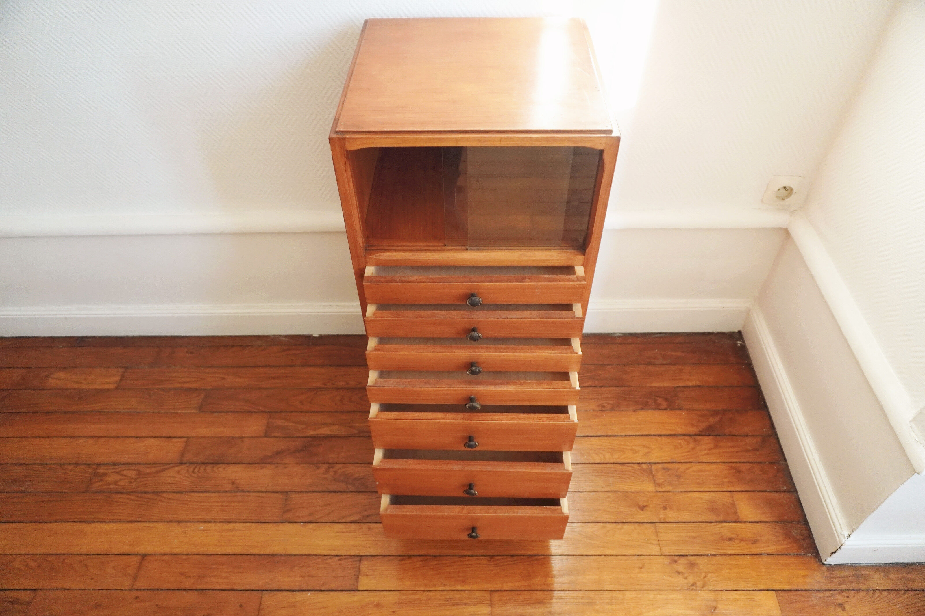 Small metier furniture chest of drawers with display case