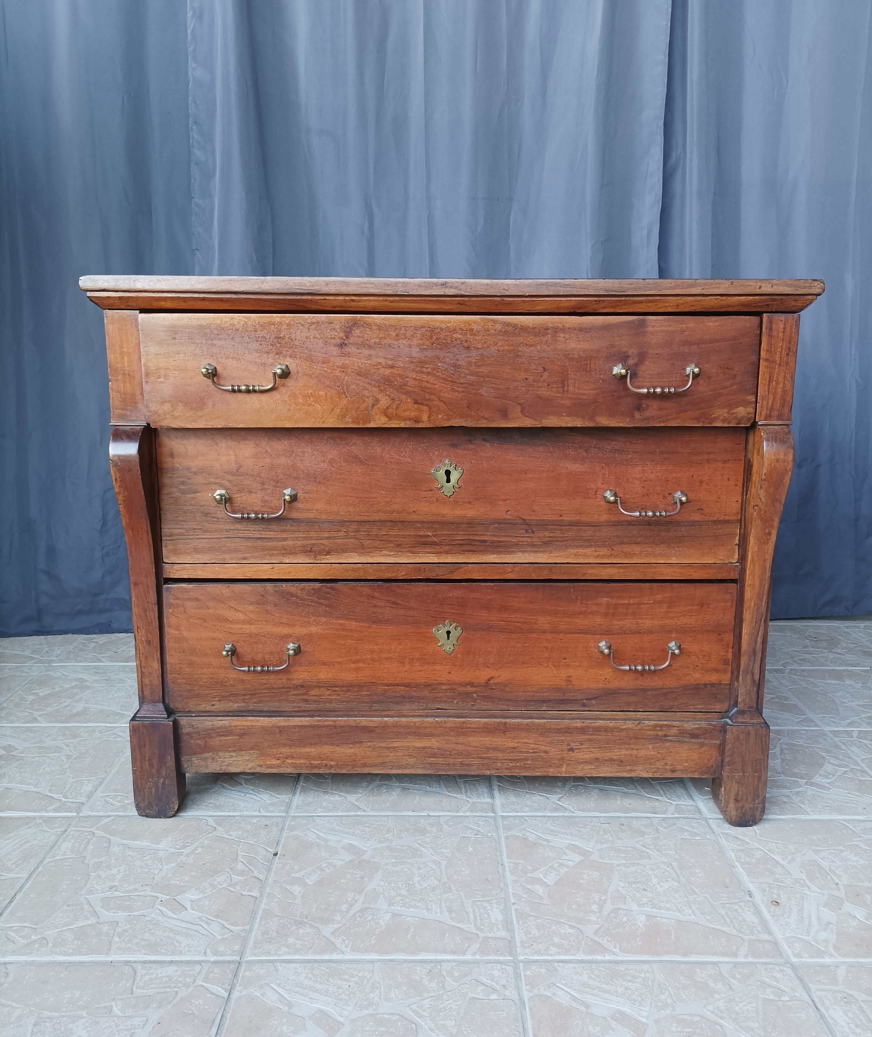 Cross-legged commode from the Restoration period in walnut.