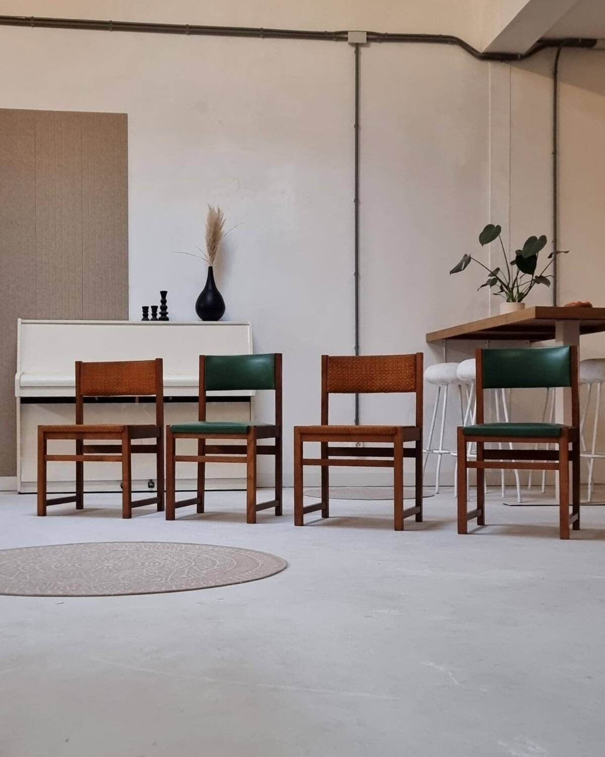 Quatre chaises du milieu du siècle