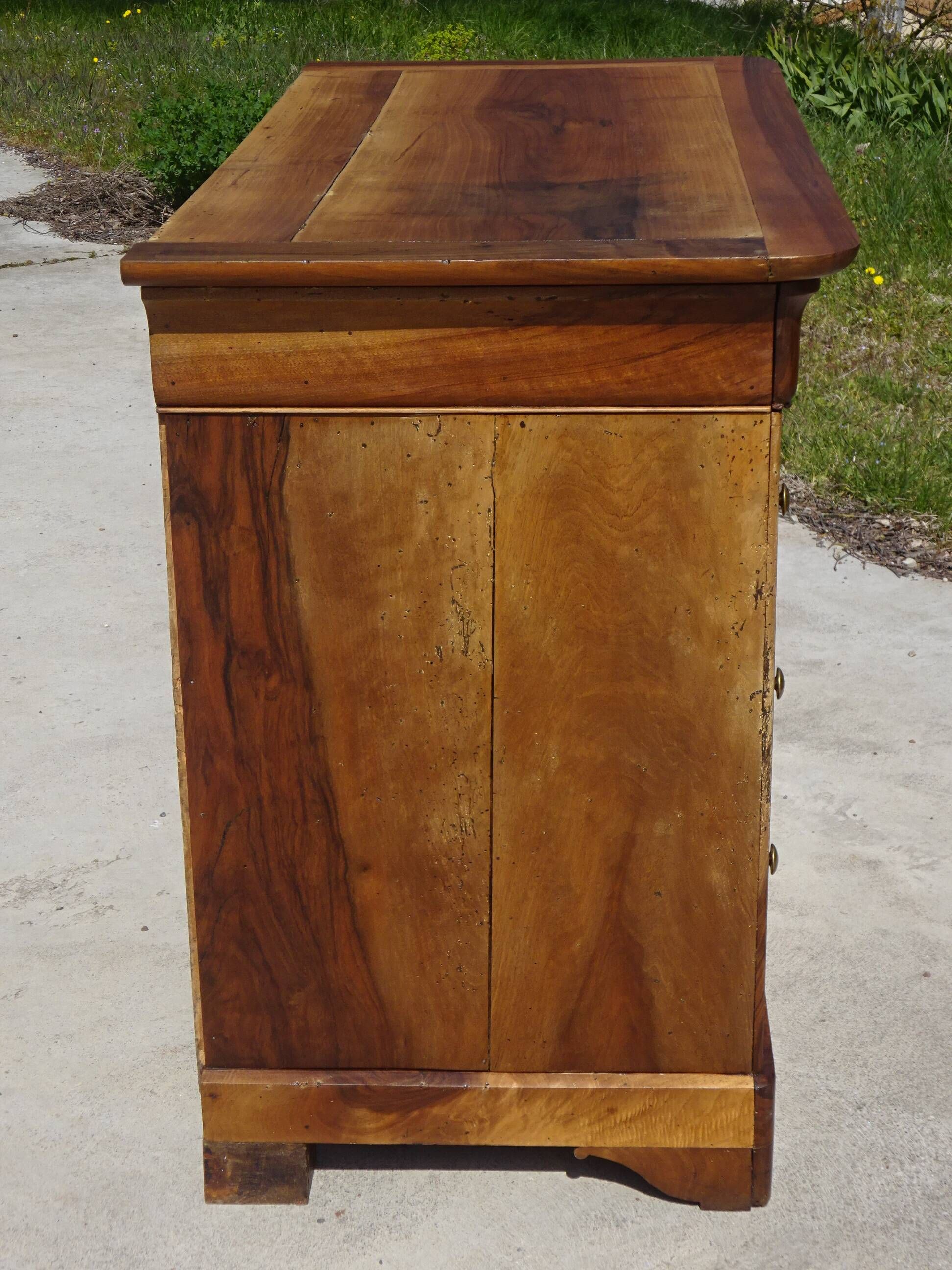 Antique Louis Philippe chest of drawers in solid walnut.