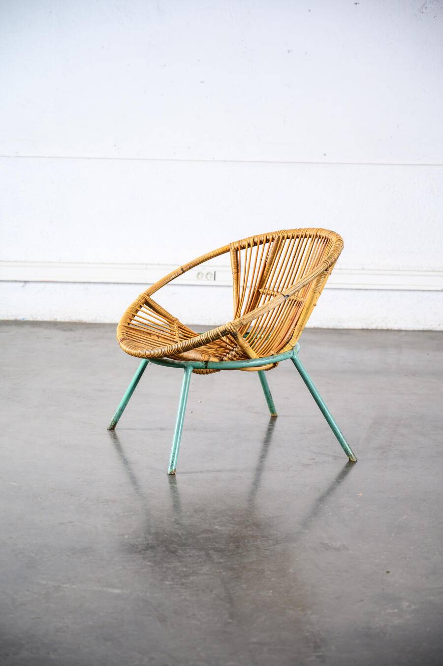 Fauteuil en rotin pieds métal vert