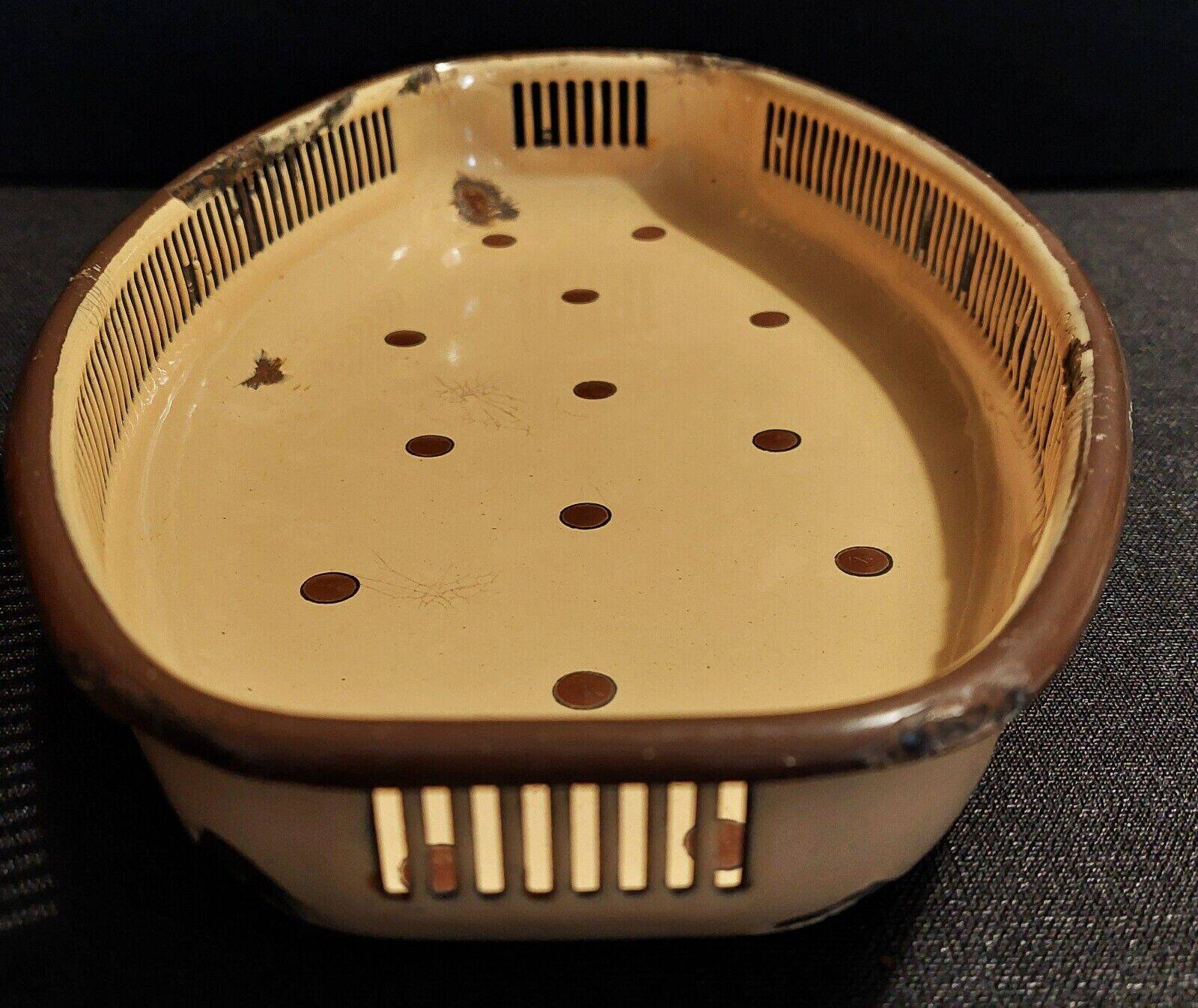 Bread basket in enameled sheet metal with brown dots, first half of the 20th century