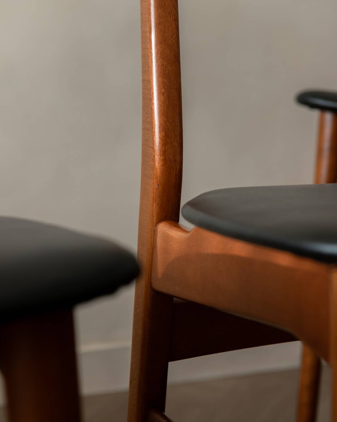 Ensemble de 6 chaises de salle à manger danoises des années 50 · Teck et Skai noir