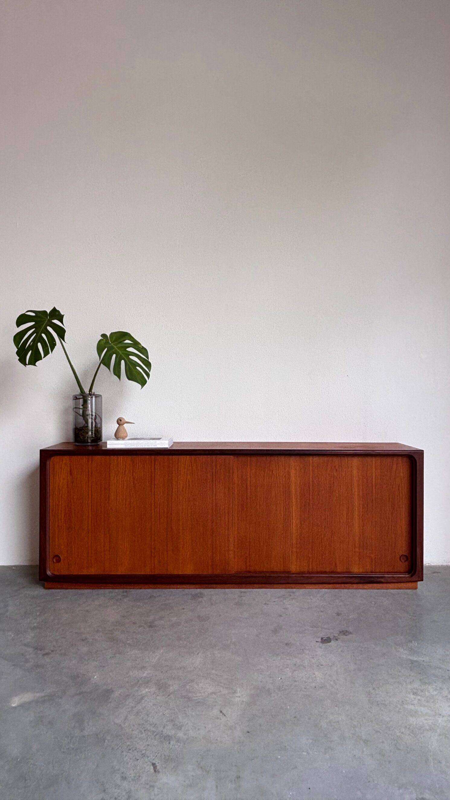 Basse vintage danoise en teck sur plinthe