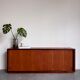 Basse vintage danoise en teck sur plinthe