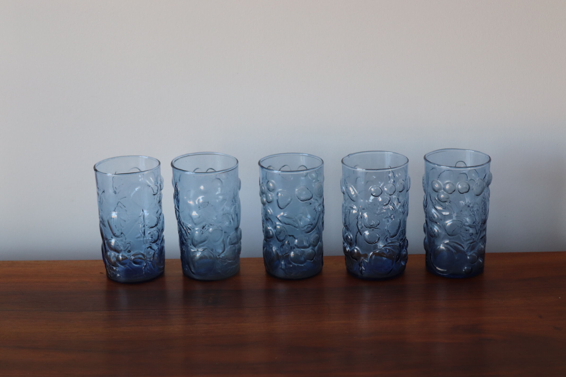 5 glasses blue decorations vintage fruits
