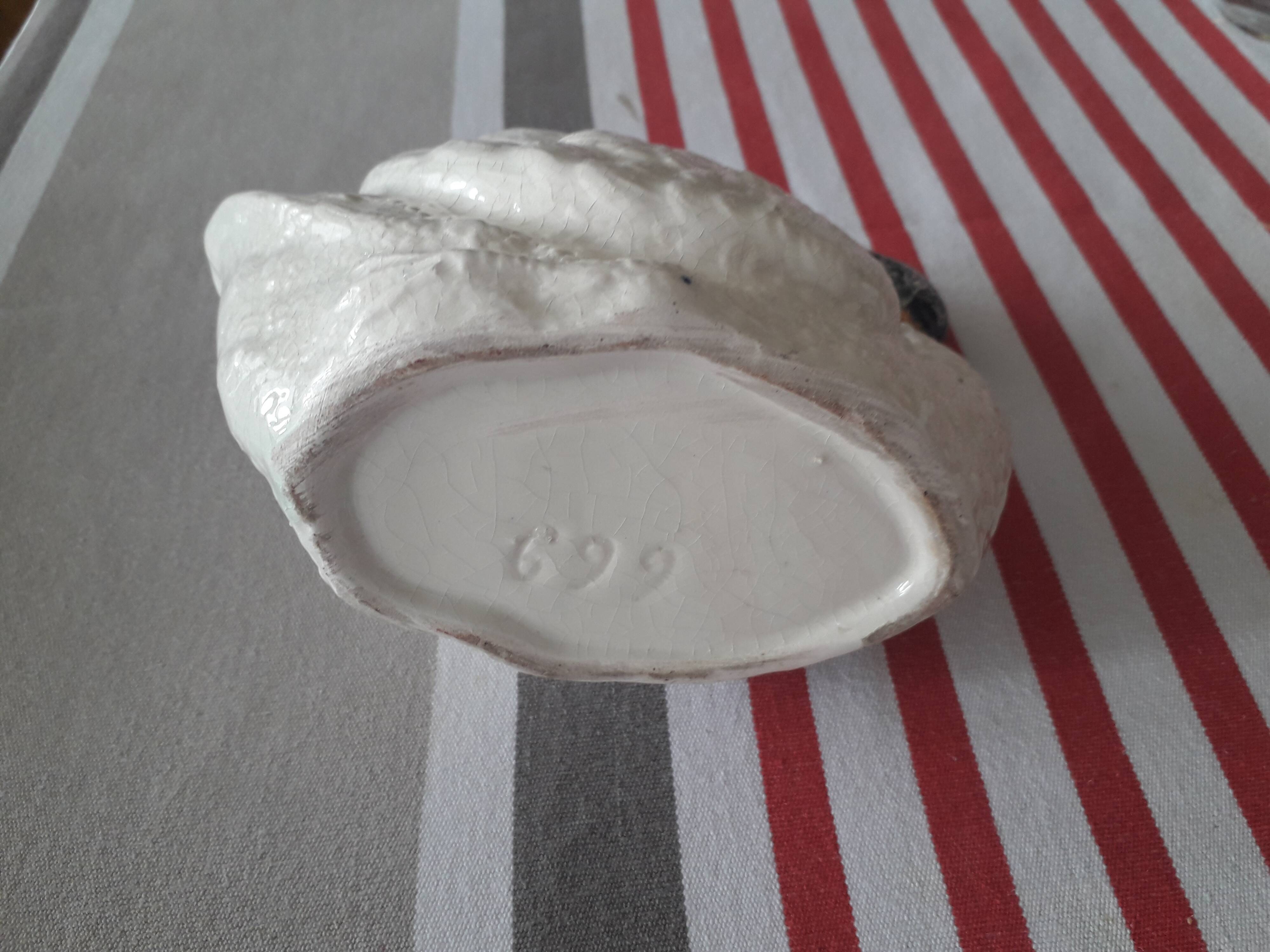 Swan-shaped empty pocket