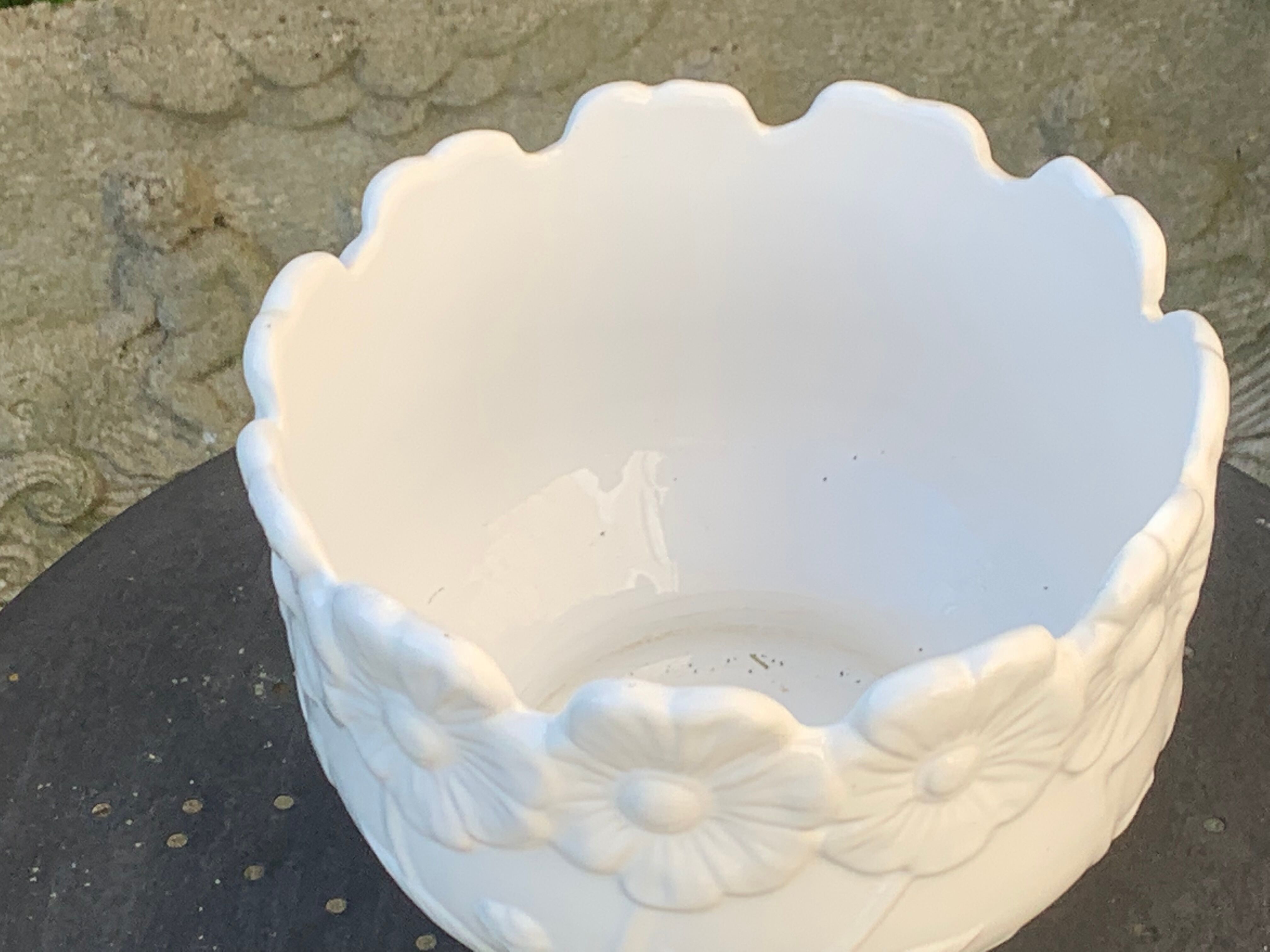 Pot cover in ceramic slurry glazed white floral pattern