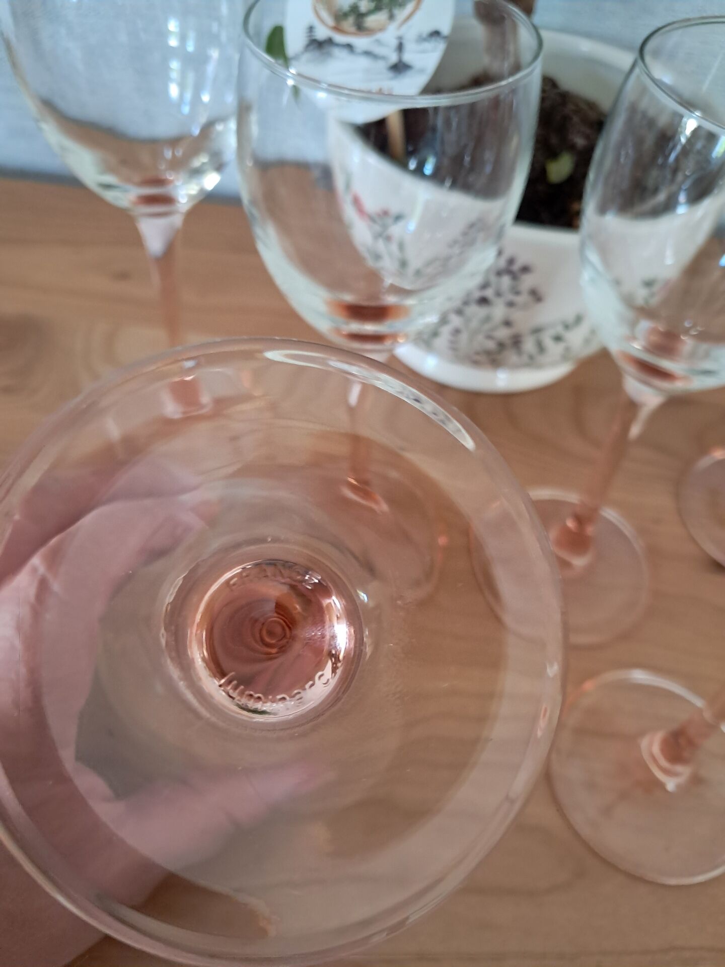6 Luminarc wine glasses with pink stems from the 1980s.