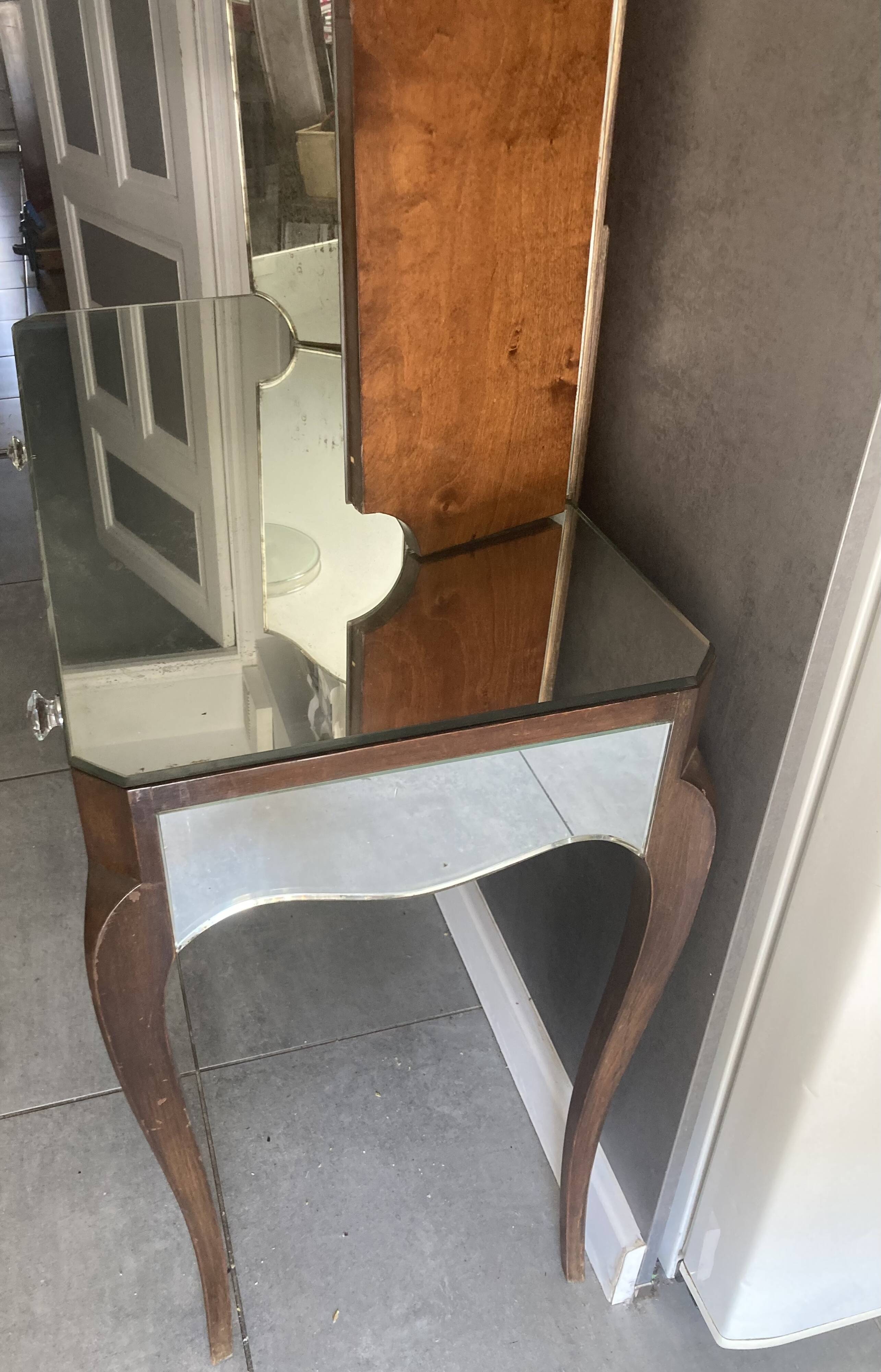 small "Art DECO" dressing table in excellent condition