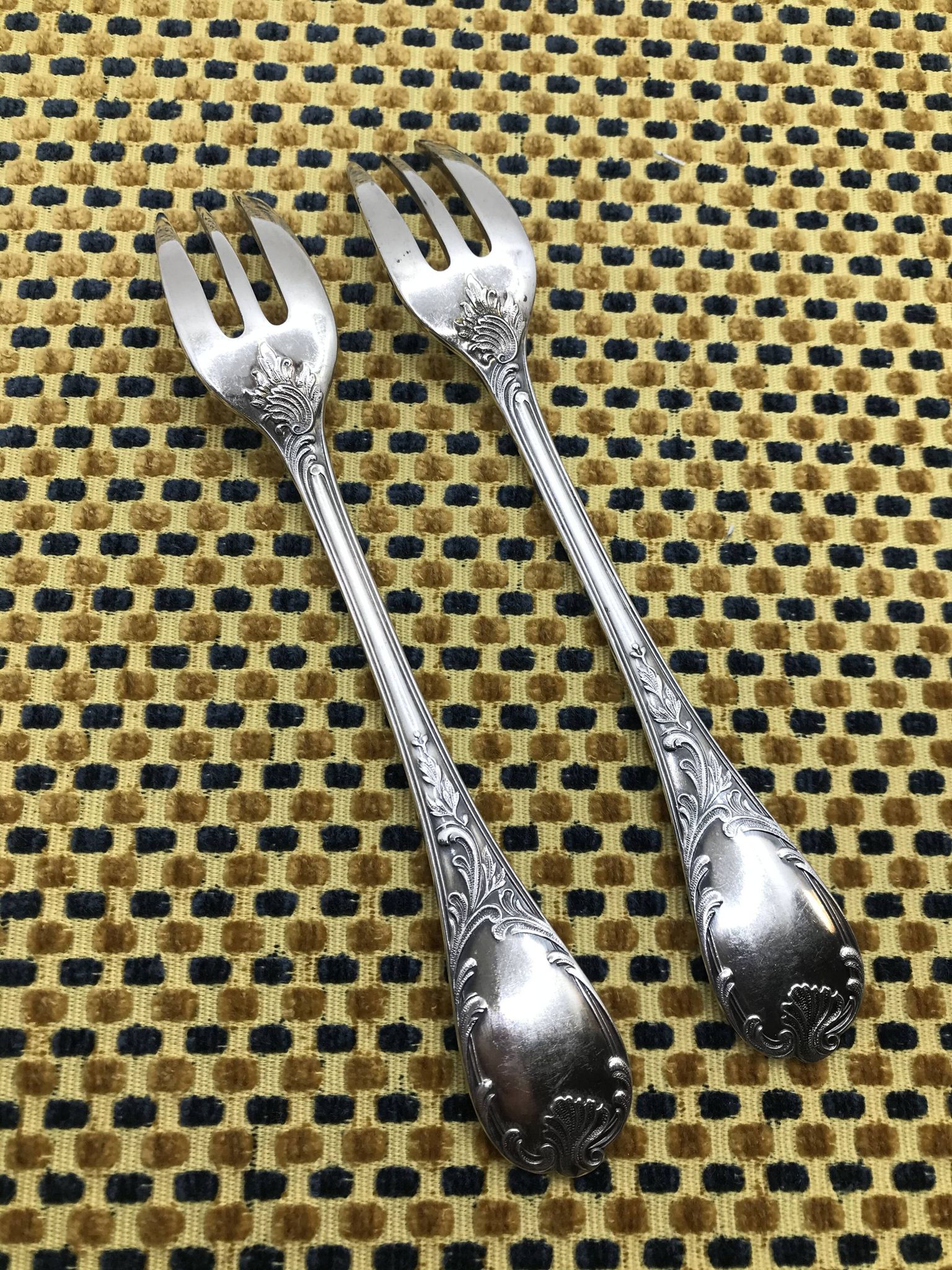 Paire de fourchettes à gâteau en métal argenté, maison  Christofle, Marly