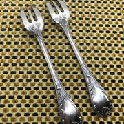 Paire de fourchettes à gâteau en métal argenté, maison  Christofle, Marly