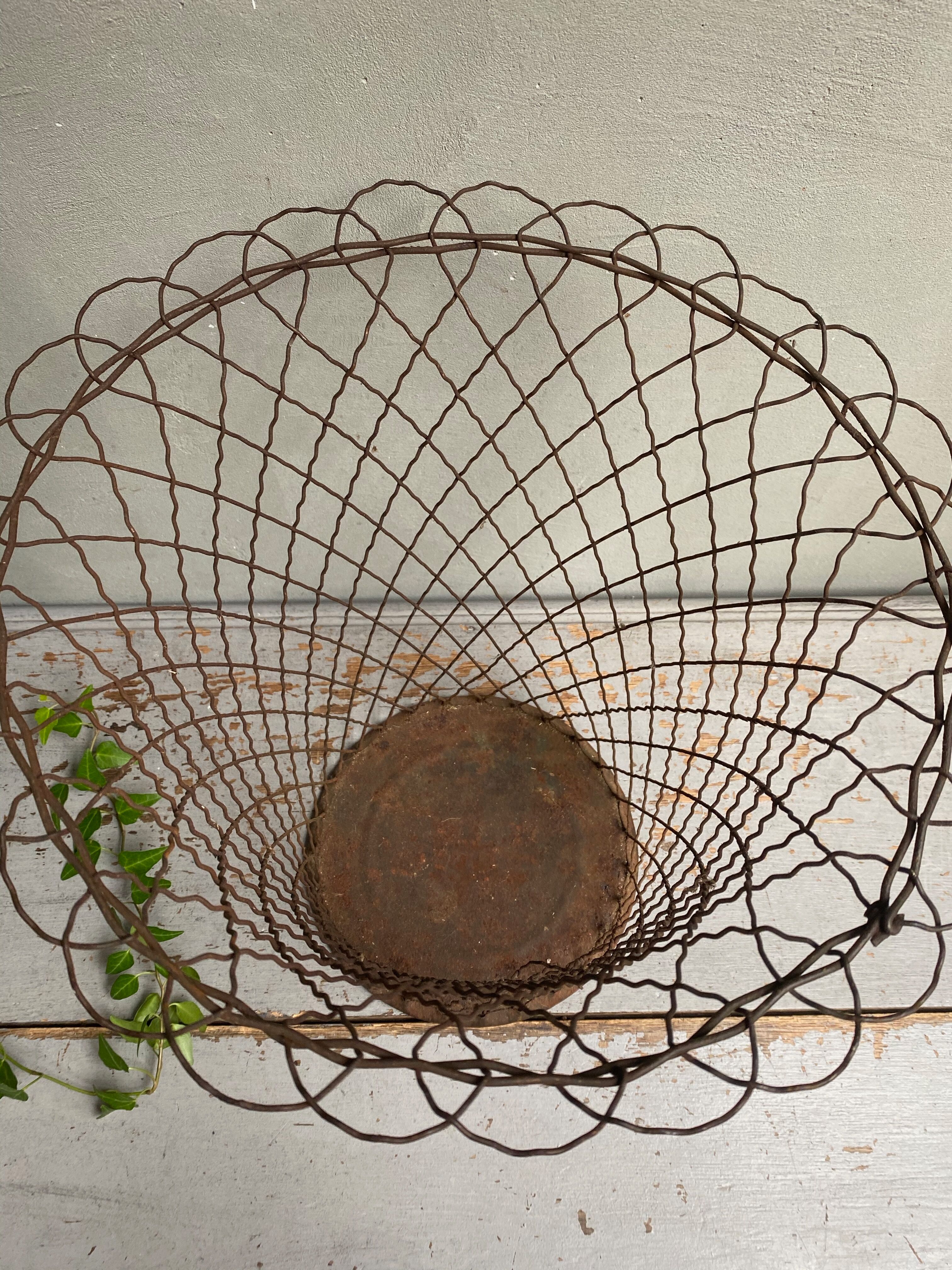 Metal wire wastepaper basket