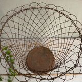 Metal wire wastepaper basket