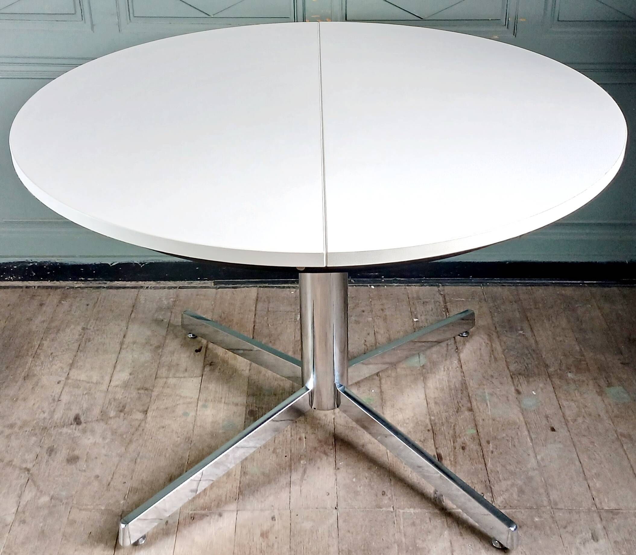 Table à manger "Pelikan" extensible. Esprit Florence Knoll. Roche Bobois 70