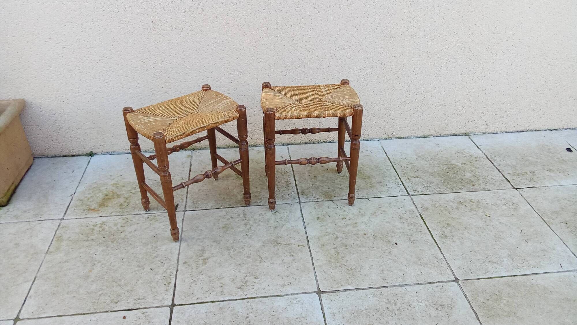 Pair of vintage wooden and straw stools from the 1950s, rectangular.