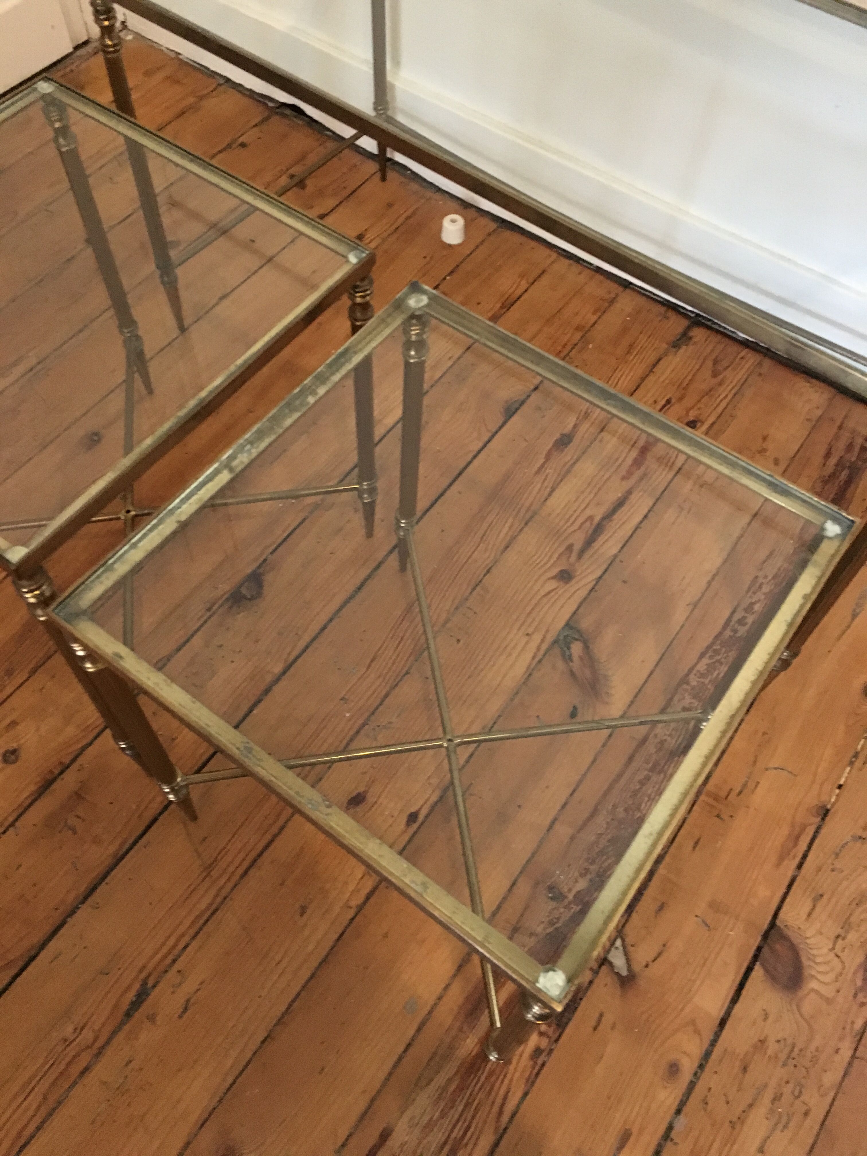 Low pull-out glass and brass table