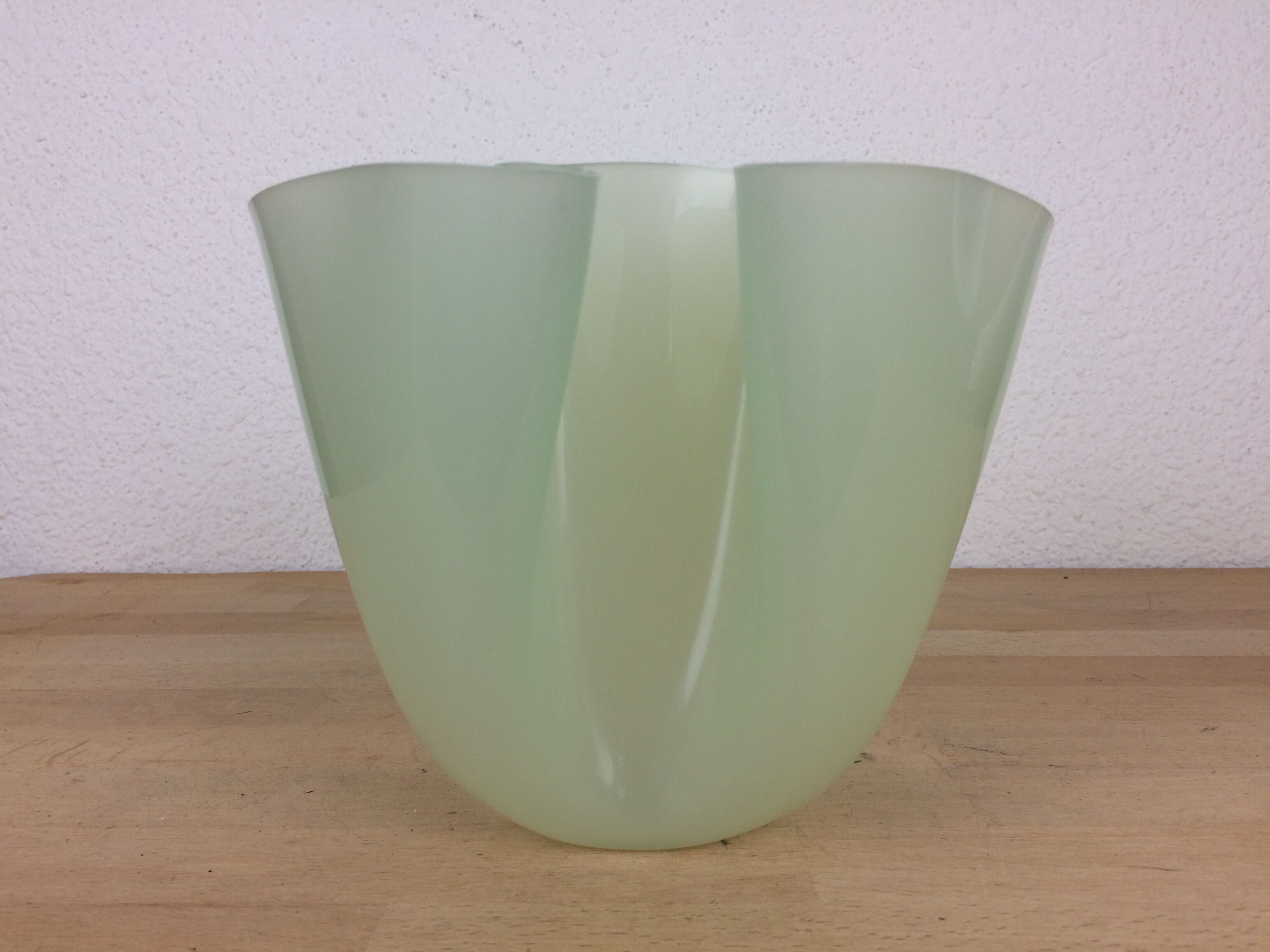 Handkerchief vase Guzzini plexiglass green 70s