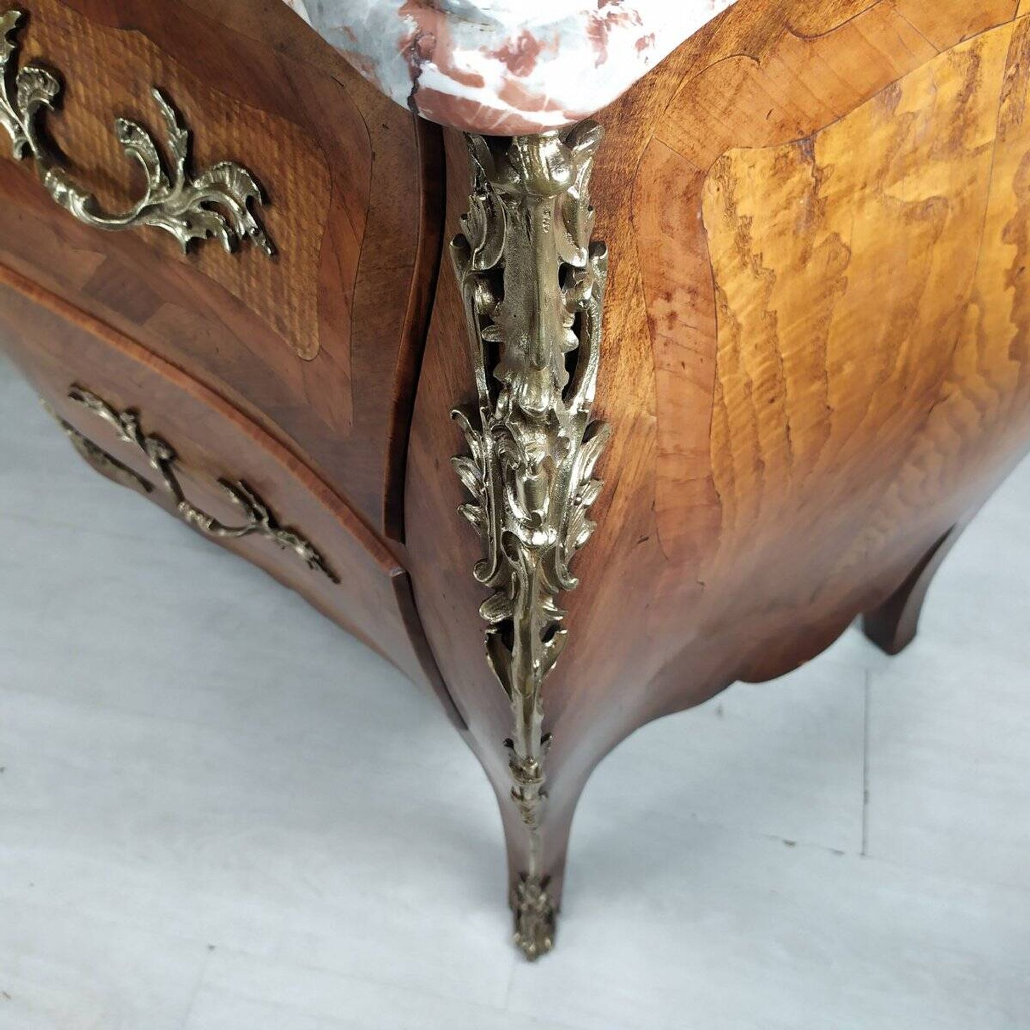 Commode galbé Louis XV
