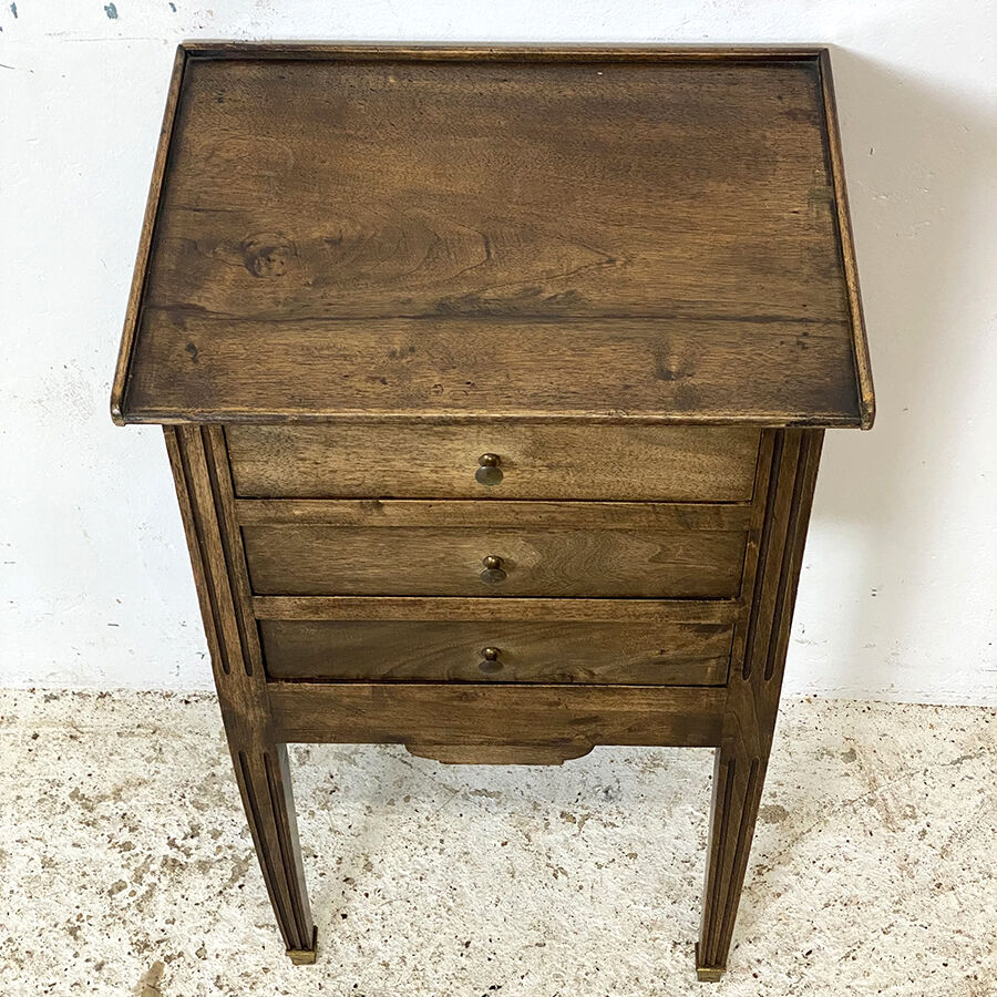Table de chevet en noyer 1900