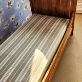 Lit en merisier avec sommier, matelas et literie inclus
