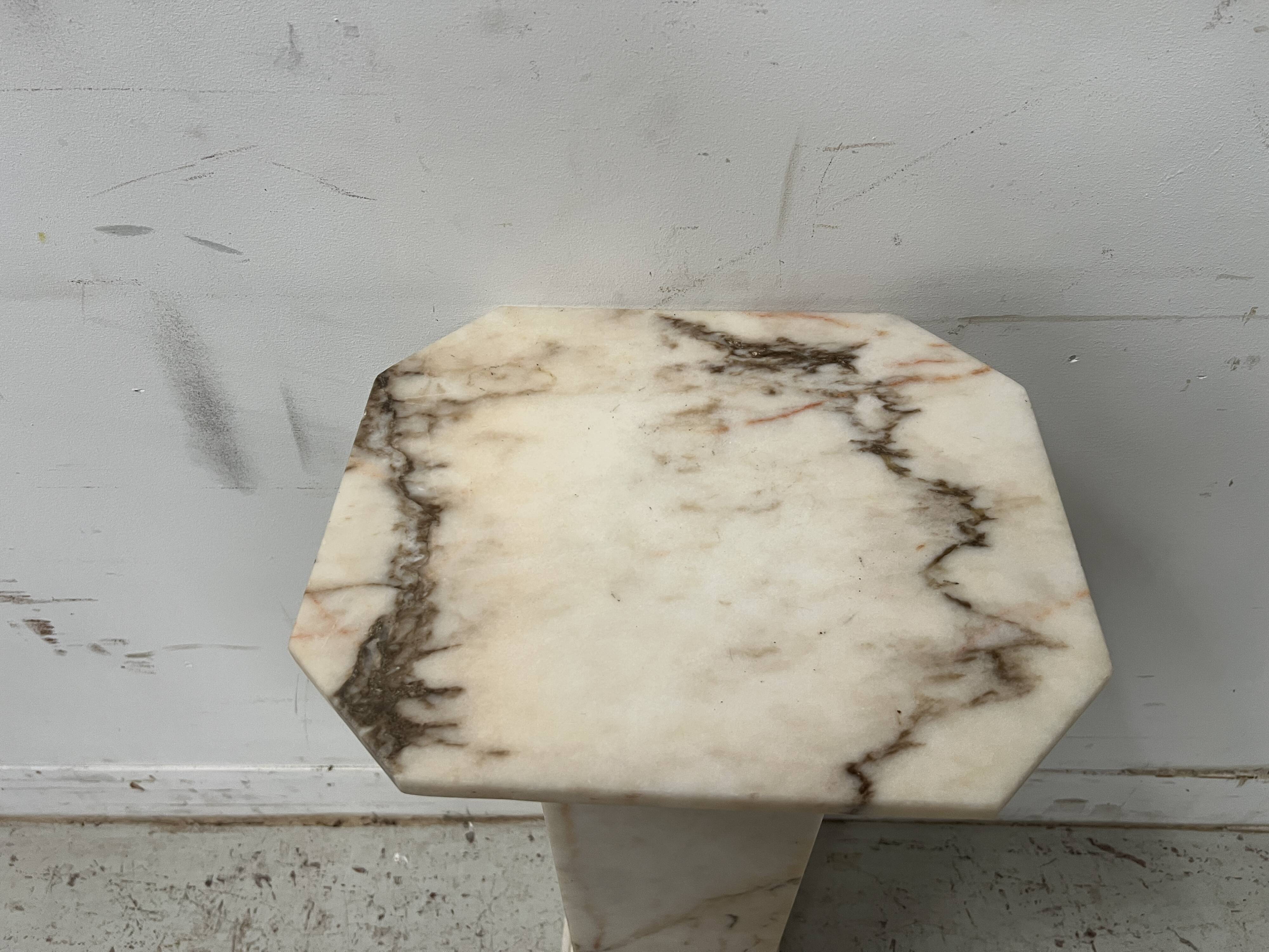 Veined marble presentation column, 20th century.