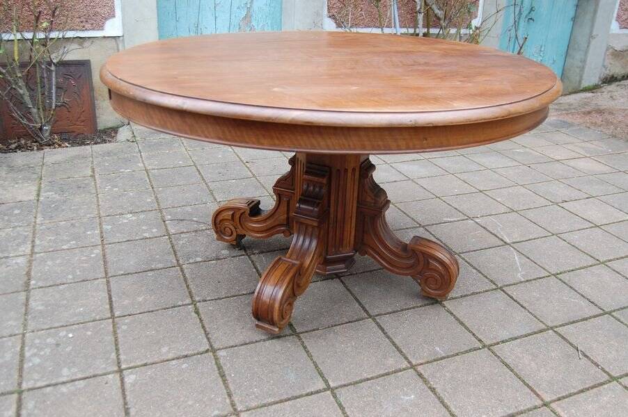 Napoleon III table in walnut from the late 19th century, 14 place settings with 3 extensions.