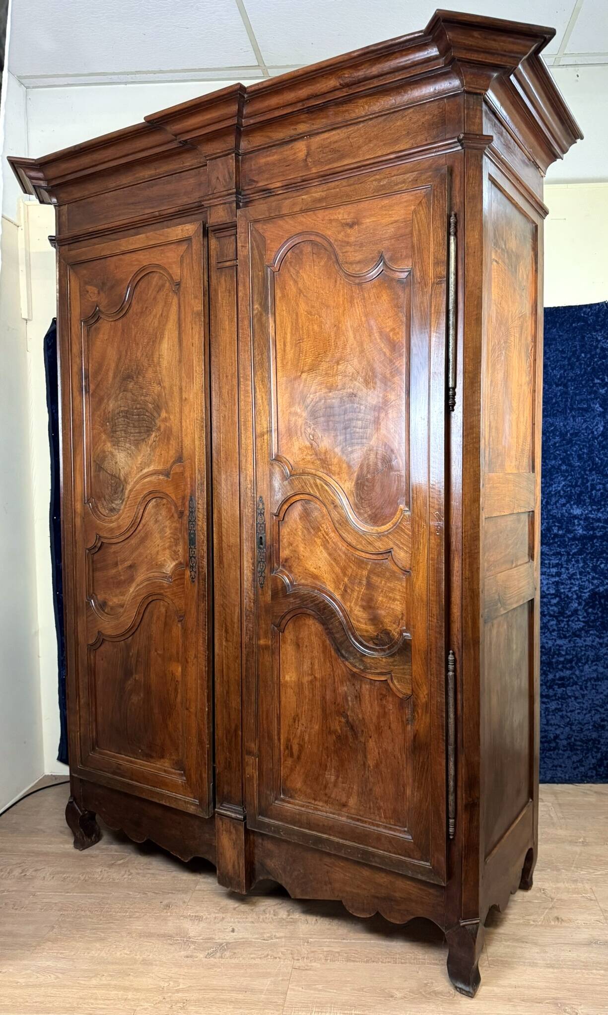 Magnifique armoire époque Louis XV en noyer massif vers 1750