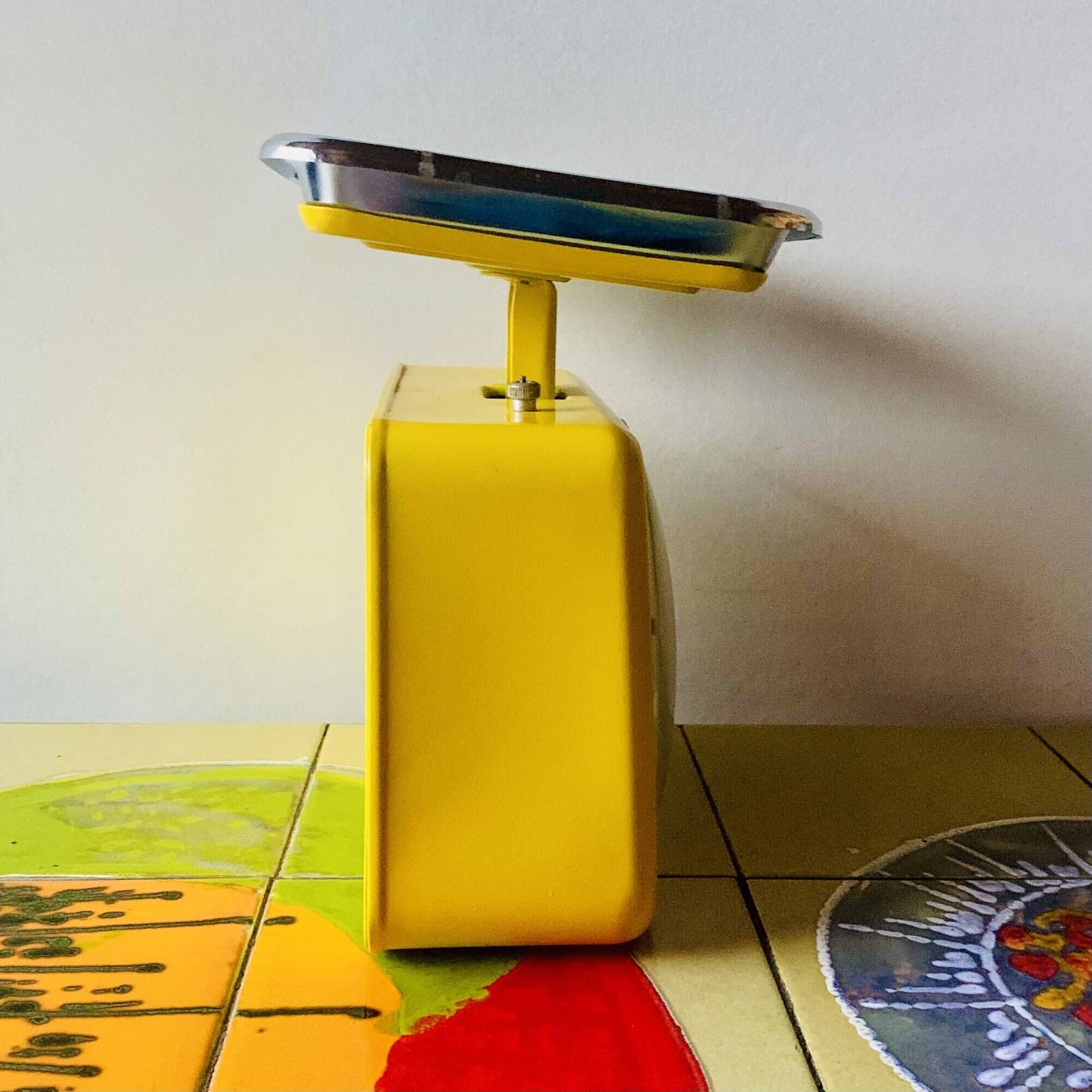 Stube - vintage yellow kitchen scale in enameled metal - force 10