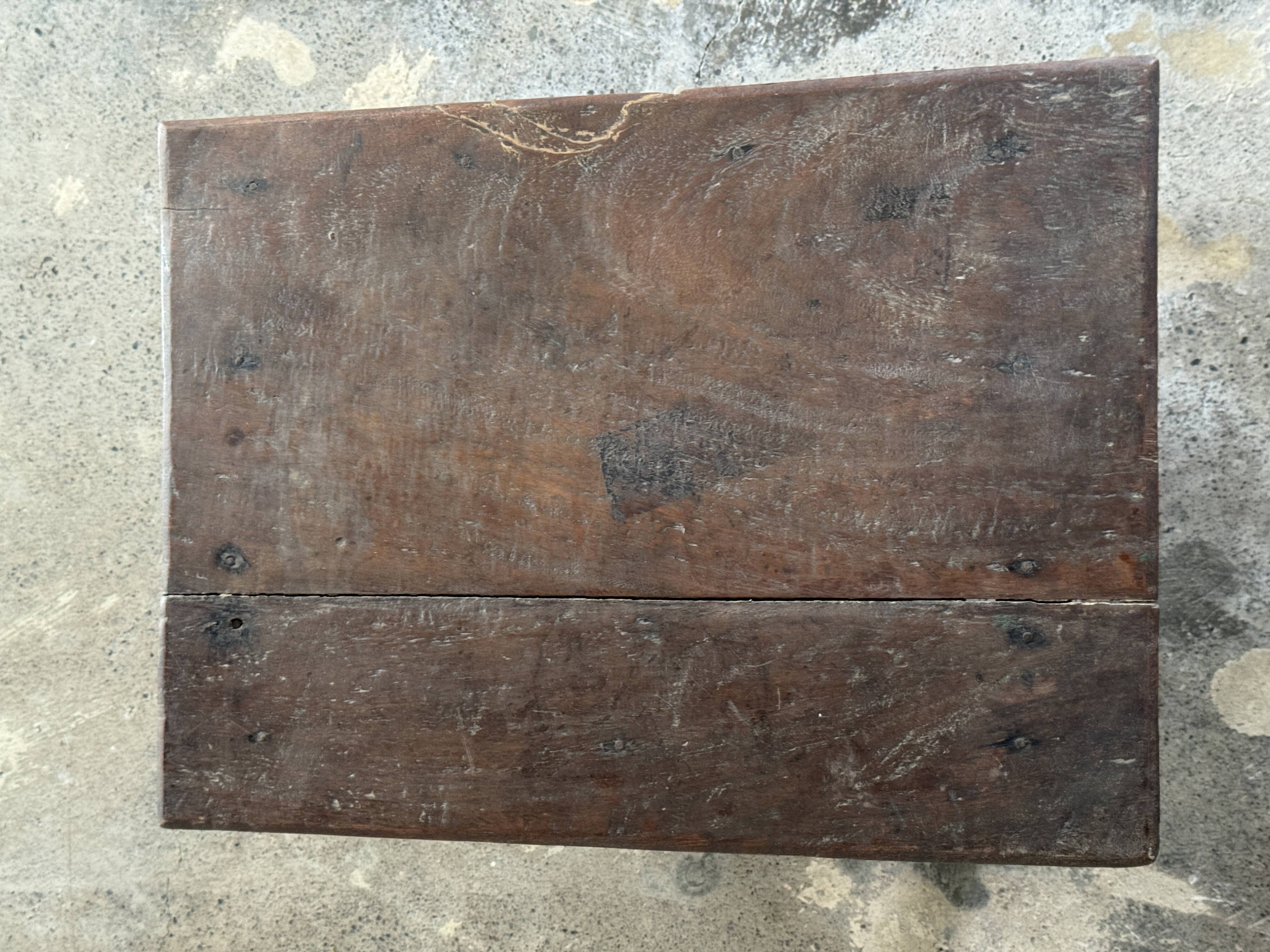 Petit écritoire table basse ancienne indonésienne en teck H33 40,5x55