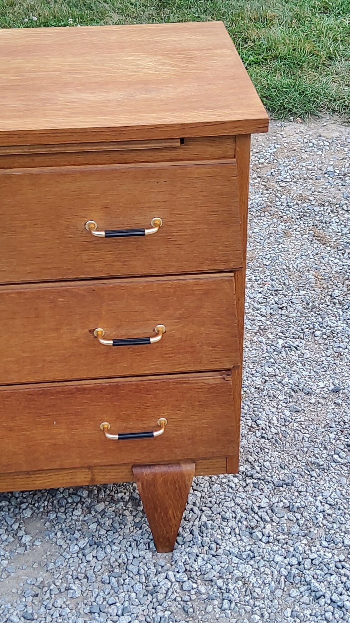 Vintage chest of drawers in golden oak from the 50s with 3 drawers and spindle-legged shelf