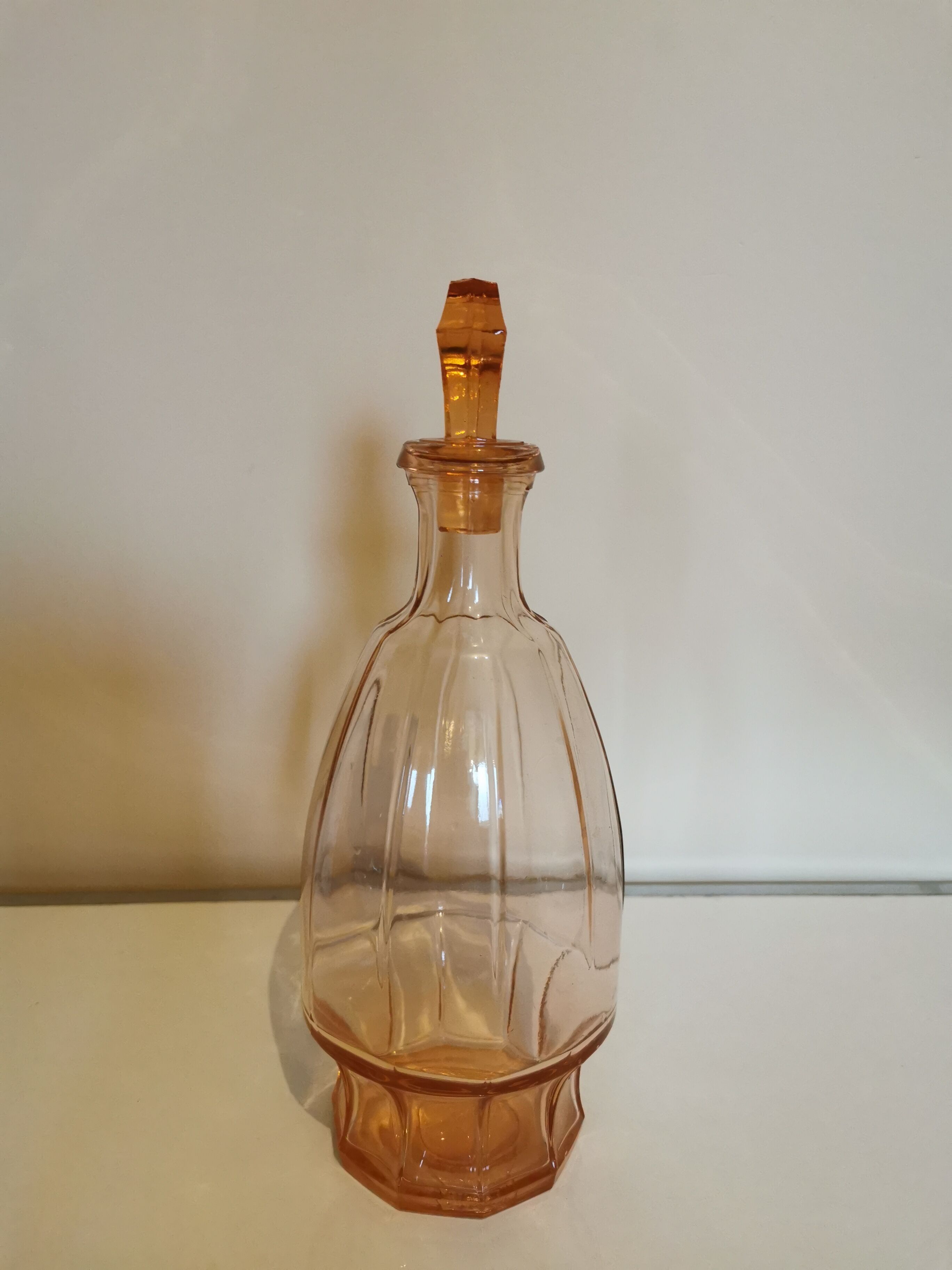 Carfe art deco in amber colored glass