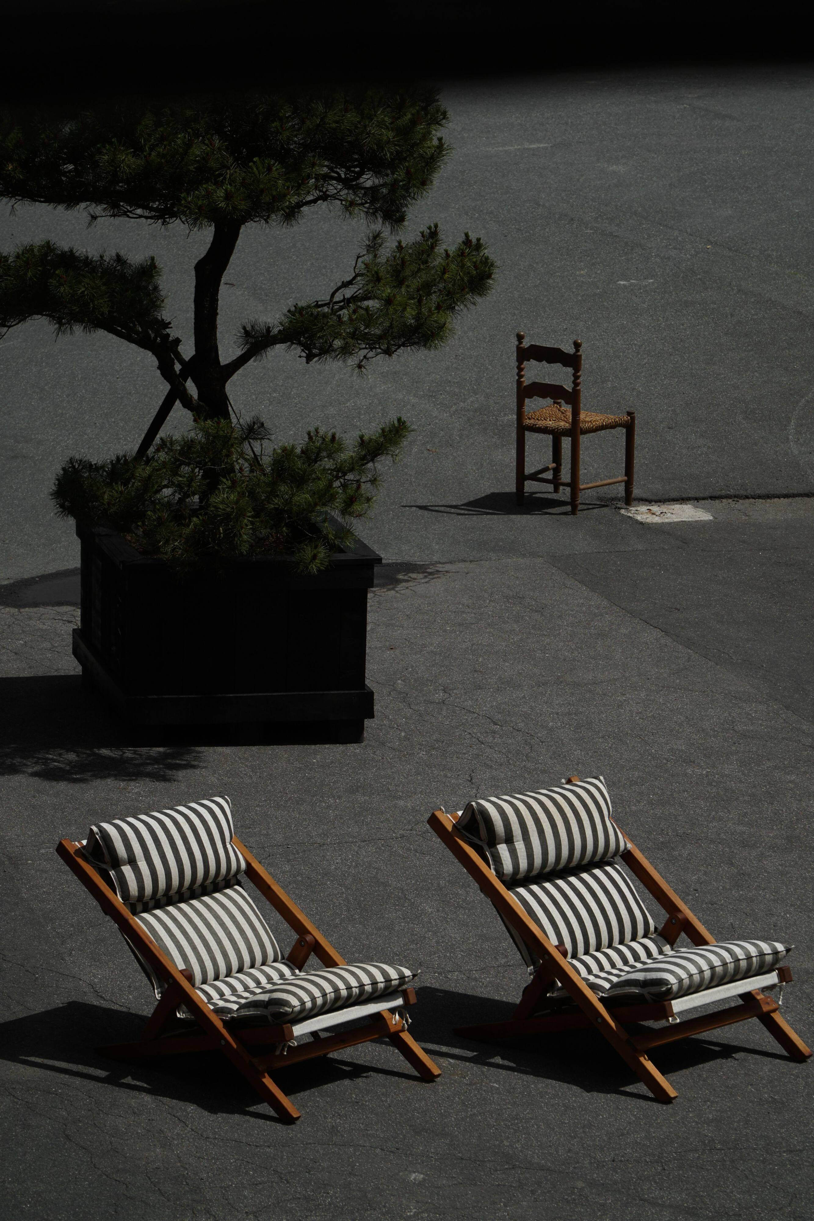 Mid-century dining/lounge chairs in pine and striped cotton canvas, Denmark, 1970s.