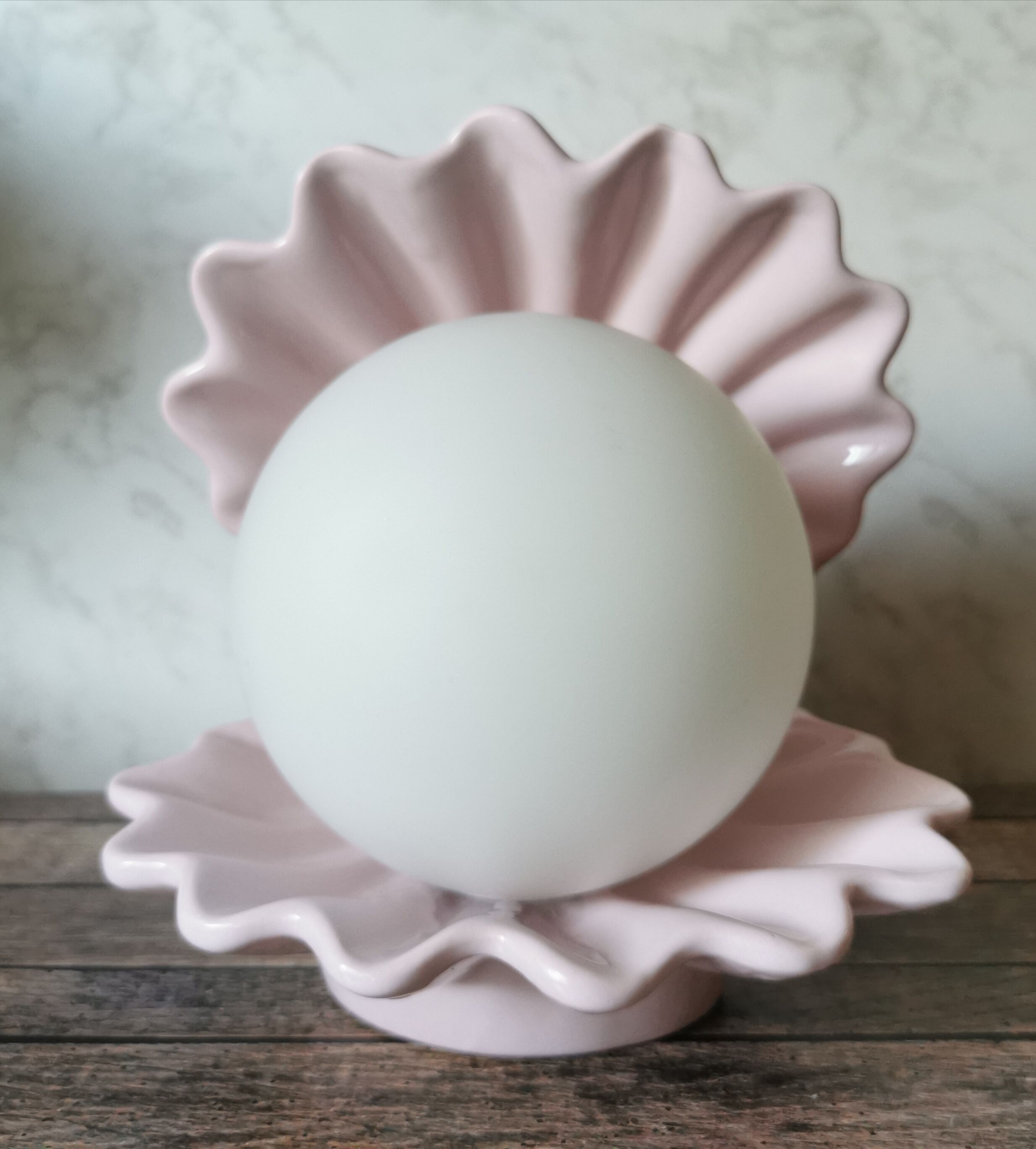 Opaline shell lamp