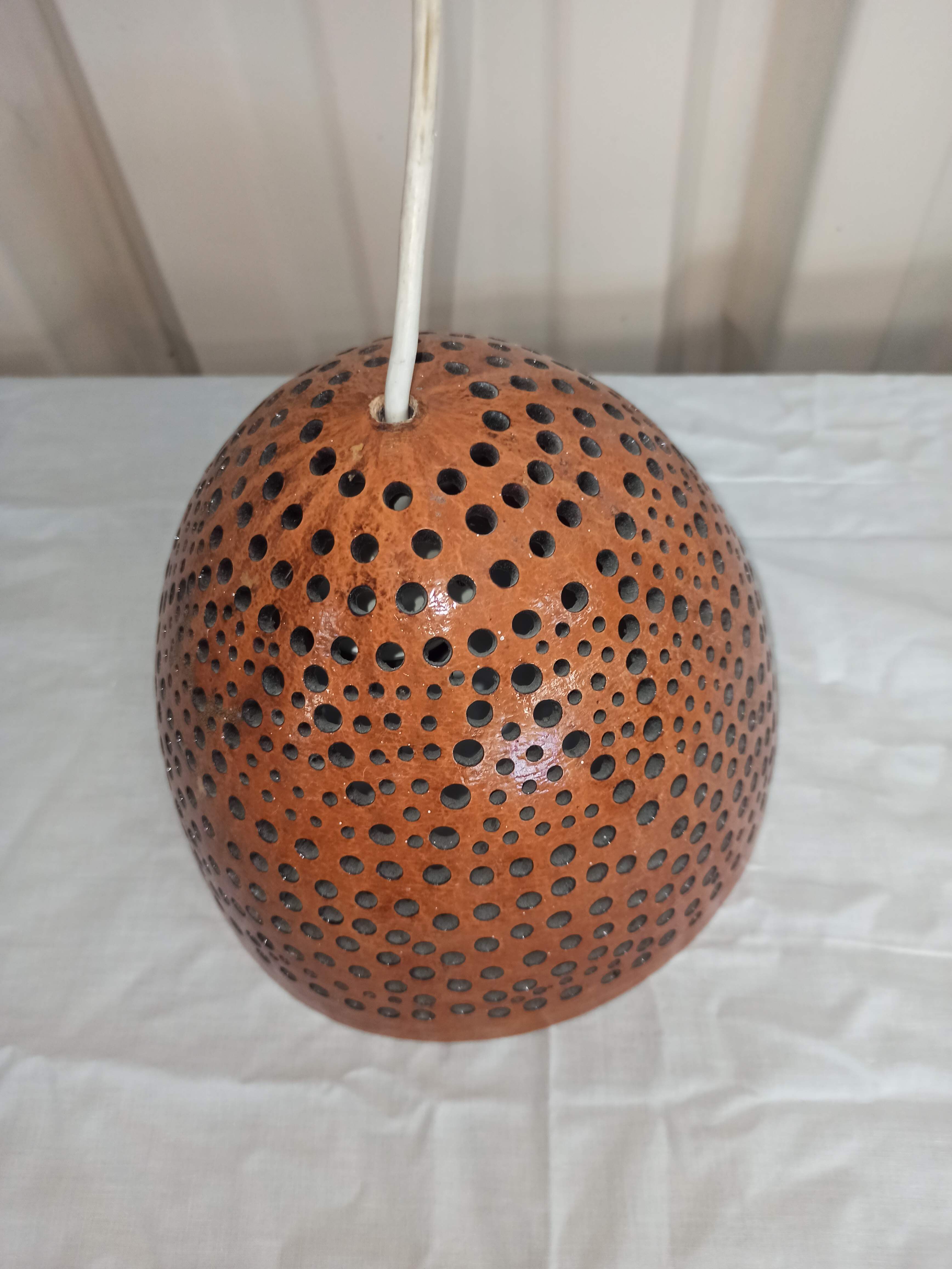 Openwork suspension in wood