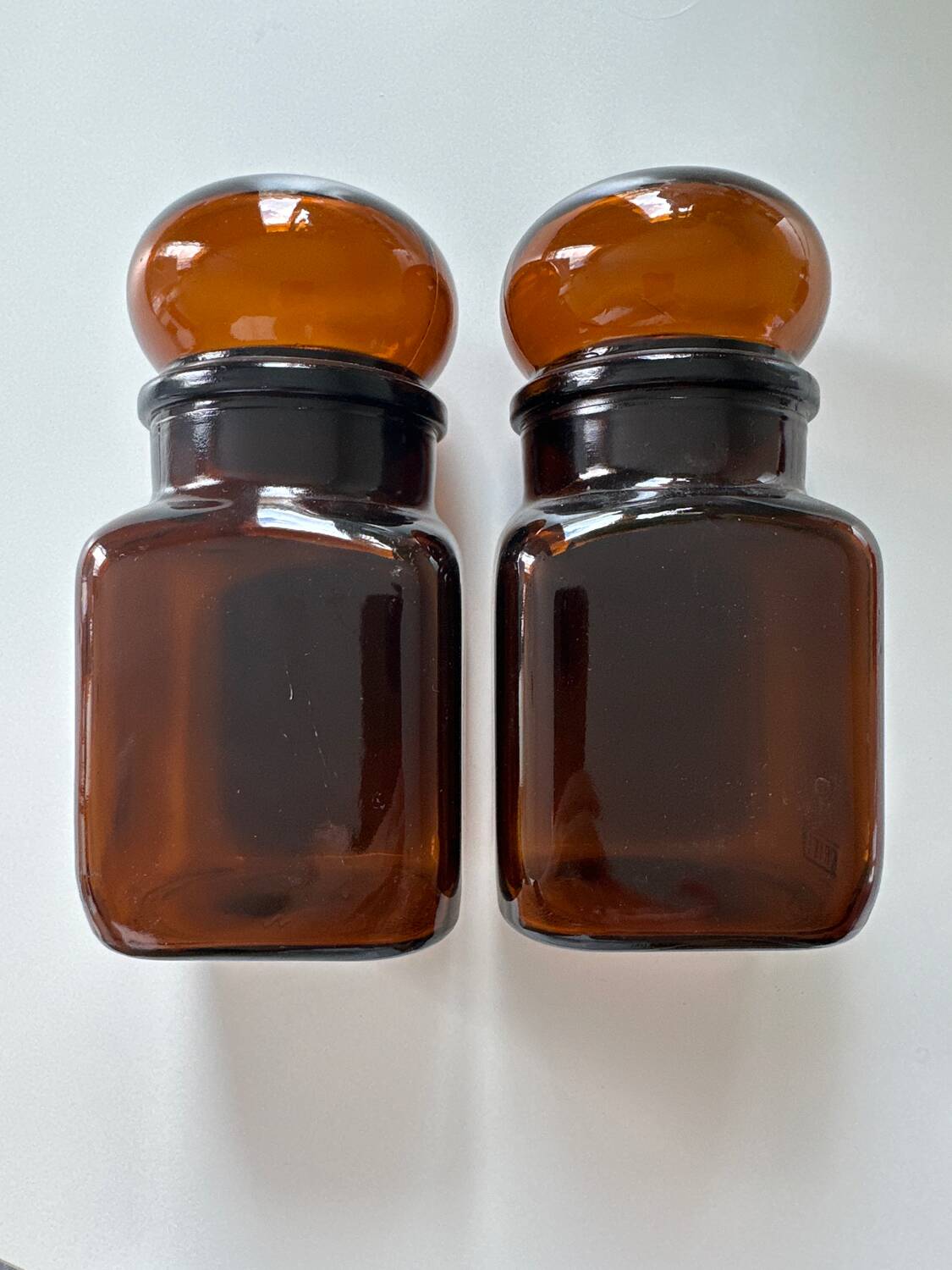 2 flacons d'apothicaire en verre ambré Ariel