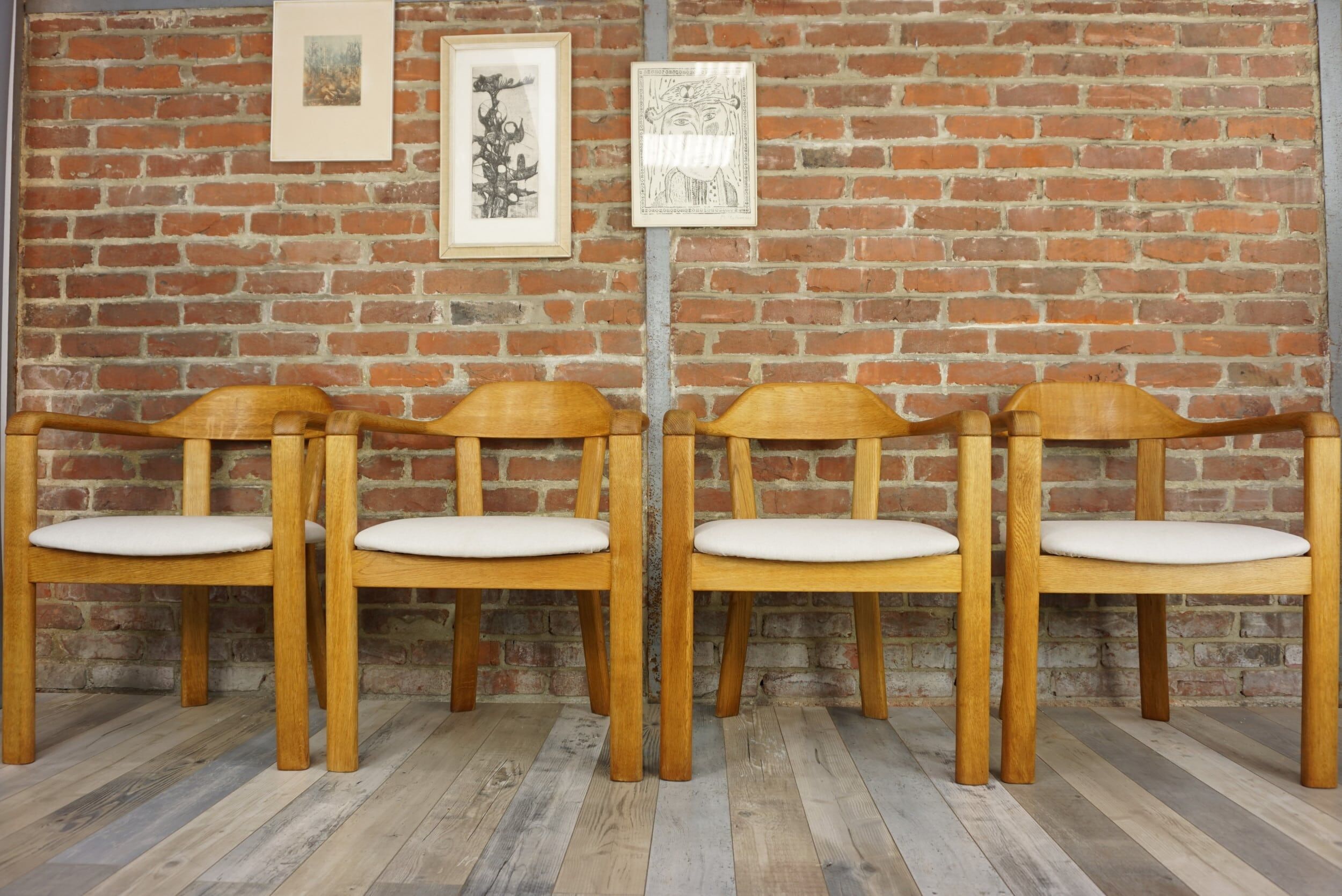 Suite de 4 fauteuils en chêne et tissu